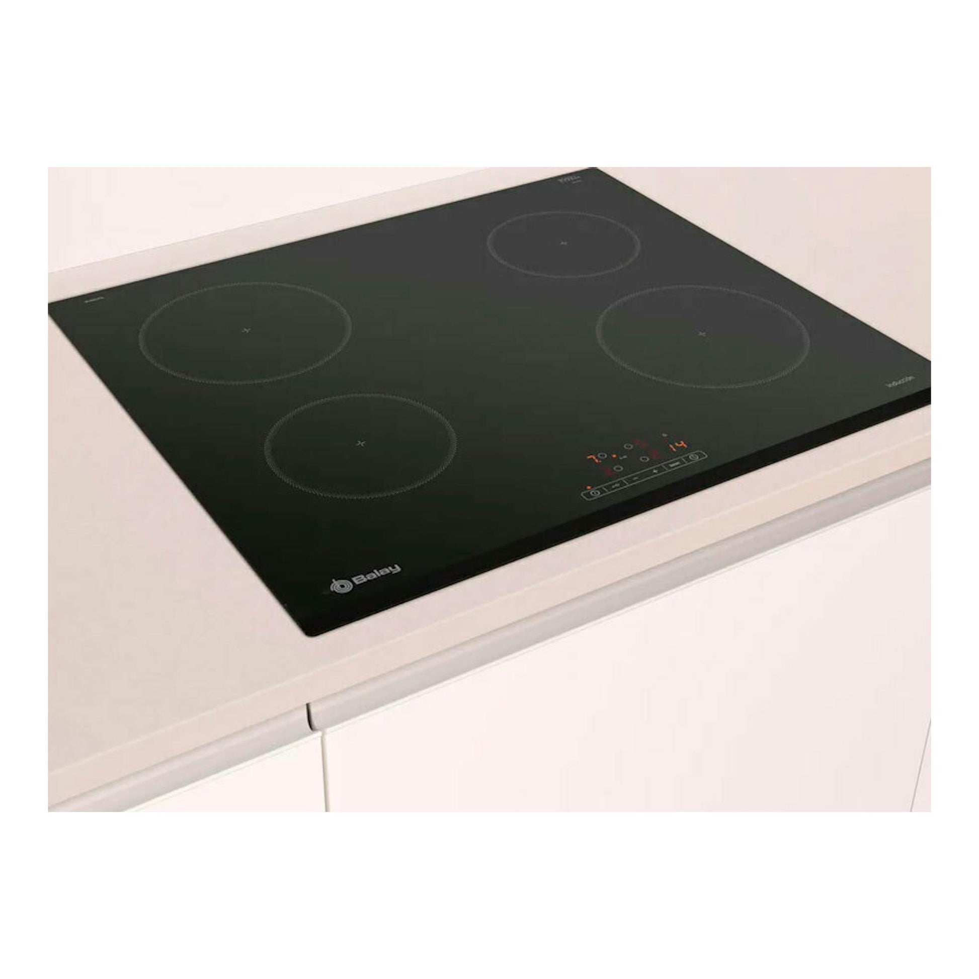Placa de inducción Balay 3EB861FR negra, vista en ángulo, con cuatro zonas de cocción y panel táctil.