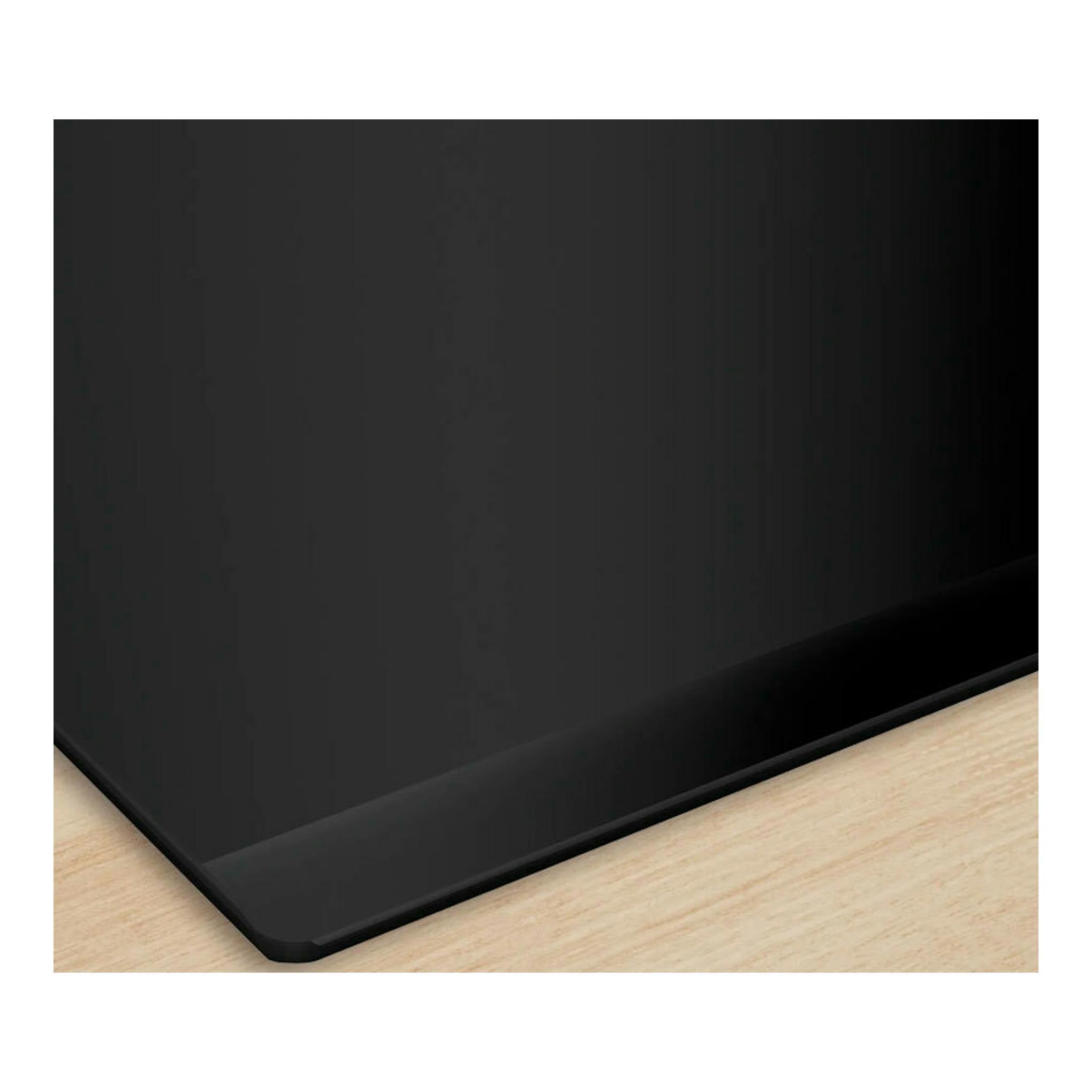 Placa de inducción Bosch PVJ631HC1E de 60 cm, negra, vista en ángulo sobre superficie de madera.