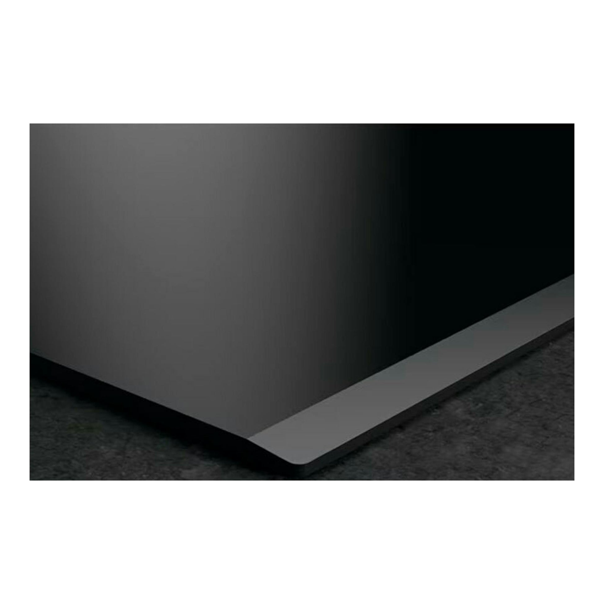 AEG TCH74B01FB, placa de inducción negra con extractor integrado, vista en primer plano del borde.