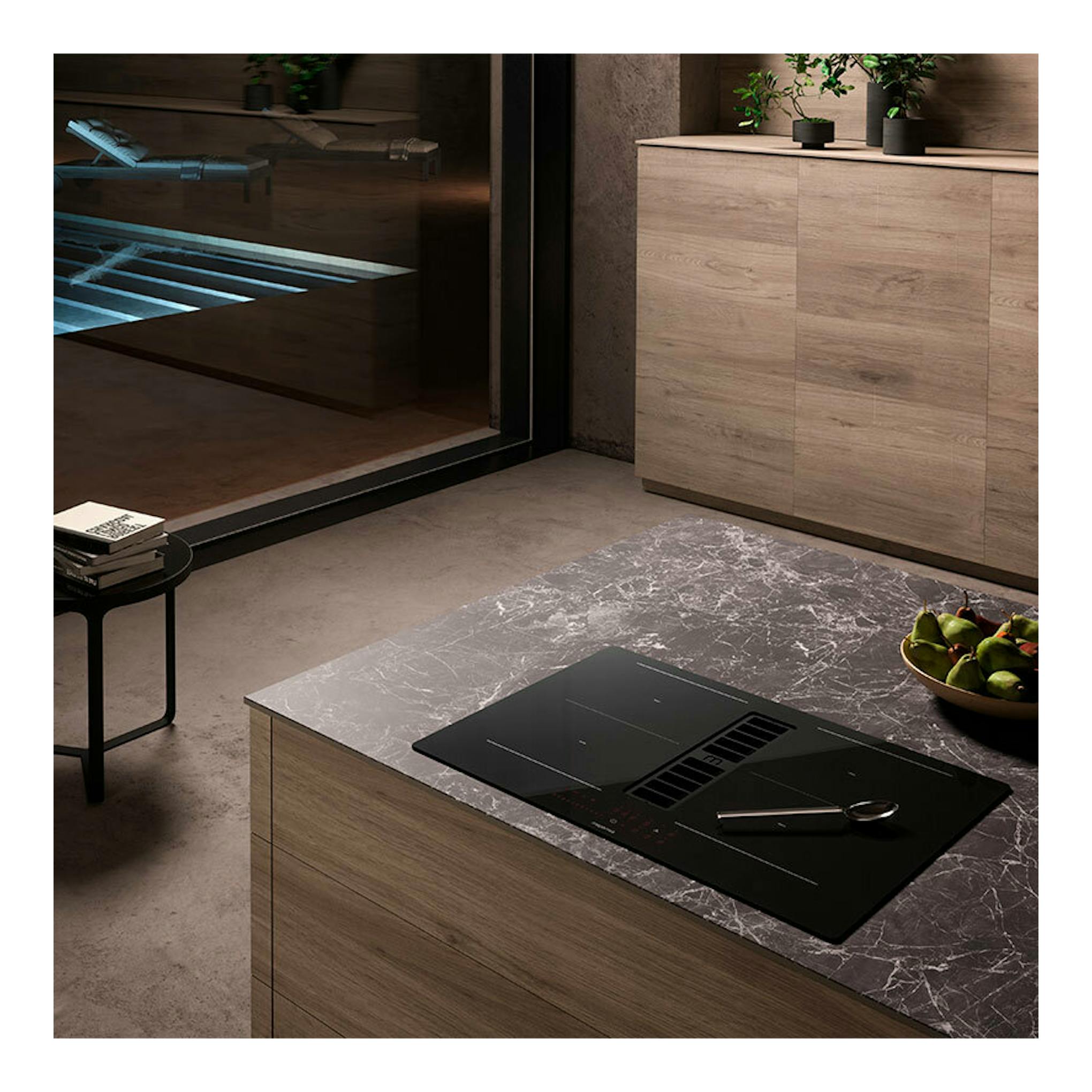 Placa de inducción negra Mepamsa Indu Max BK con extractor integrado, vista en encimera de cocina.