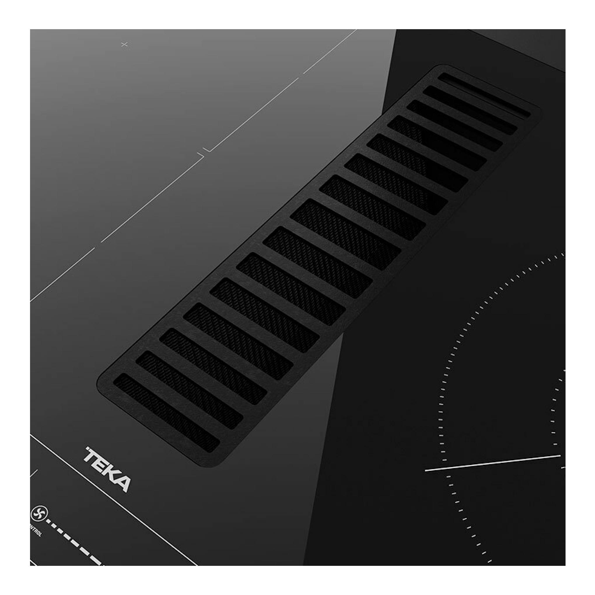Placa de inducción negra Teka AFC87628MST BK con extractor integrado y rejilla central, vista en detalle.