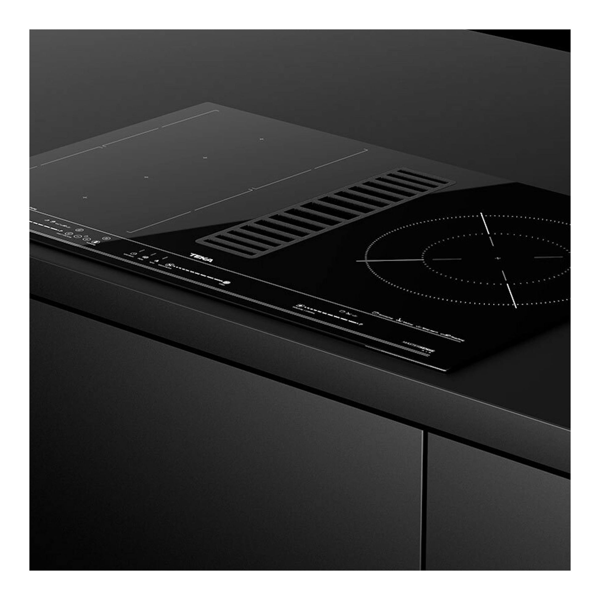 Placa de inducción negra Teka AFC87628MST BK con extractor central integrado, vista en ángulo.