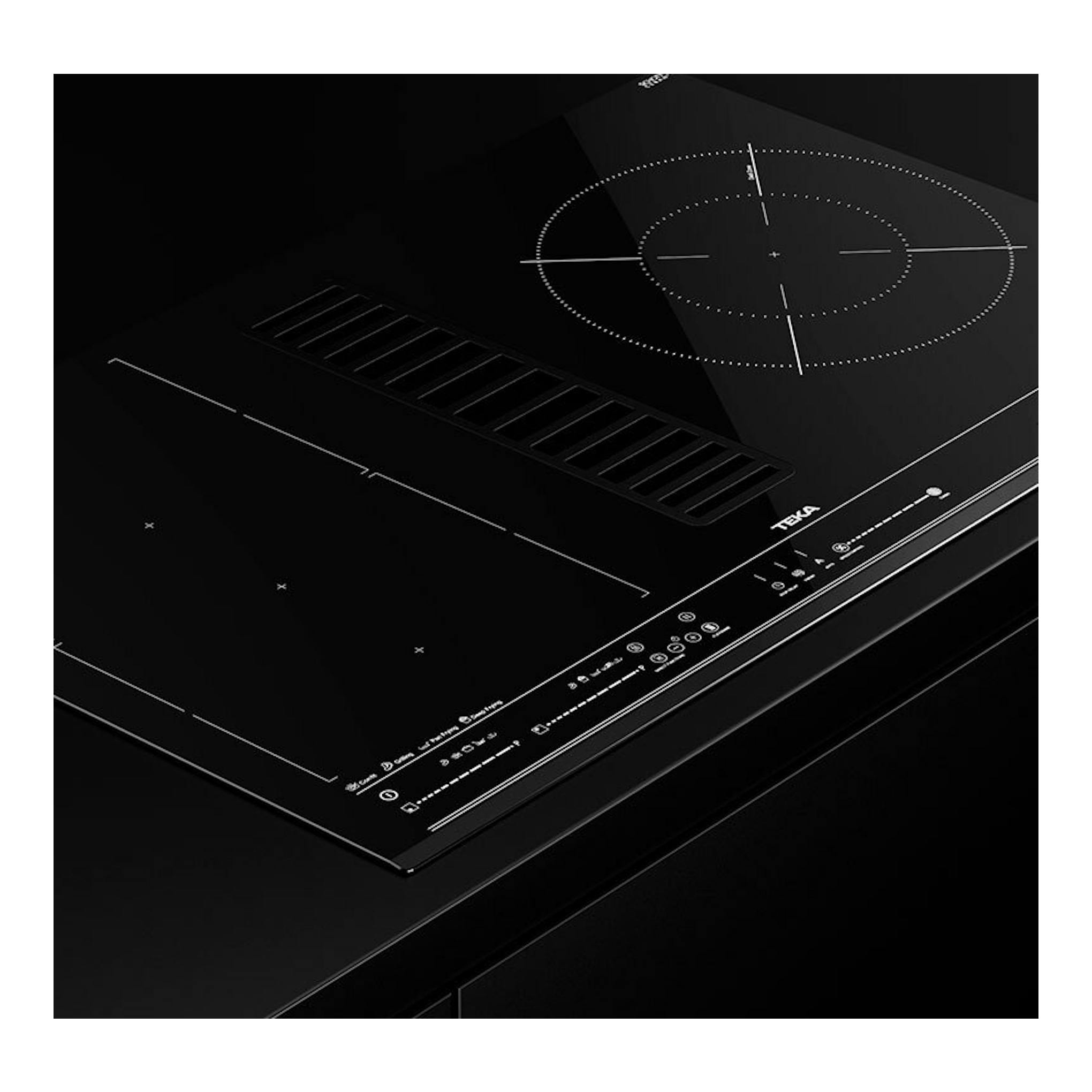 Placa de inducción negra Teka AFC87628MST BK con extractor integrado, vista en ángulo.