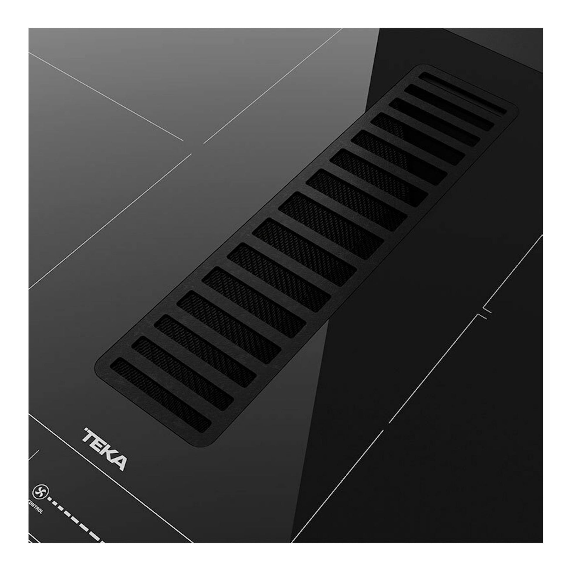 Placa de inducción Teka AFF87601MST negra con extractor central, vista en ángulo.