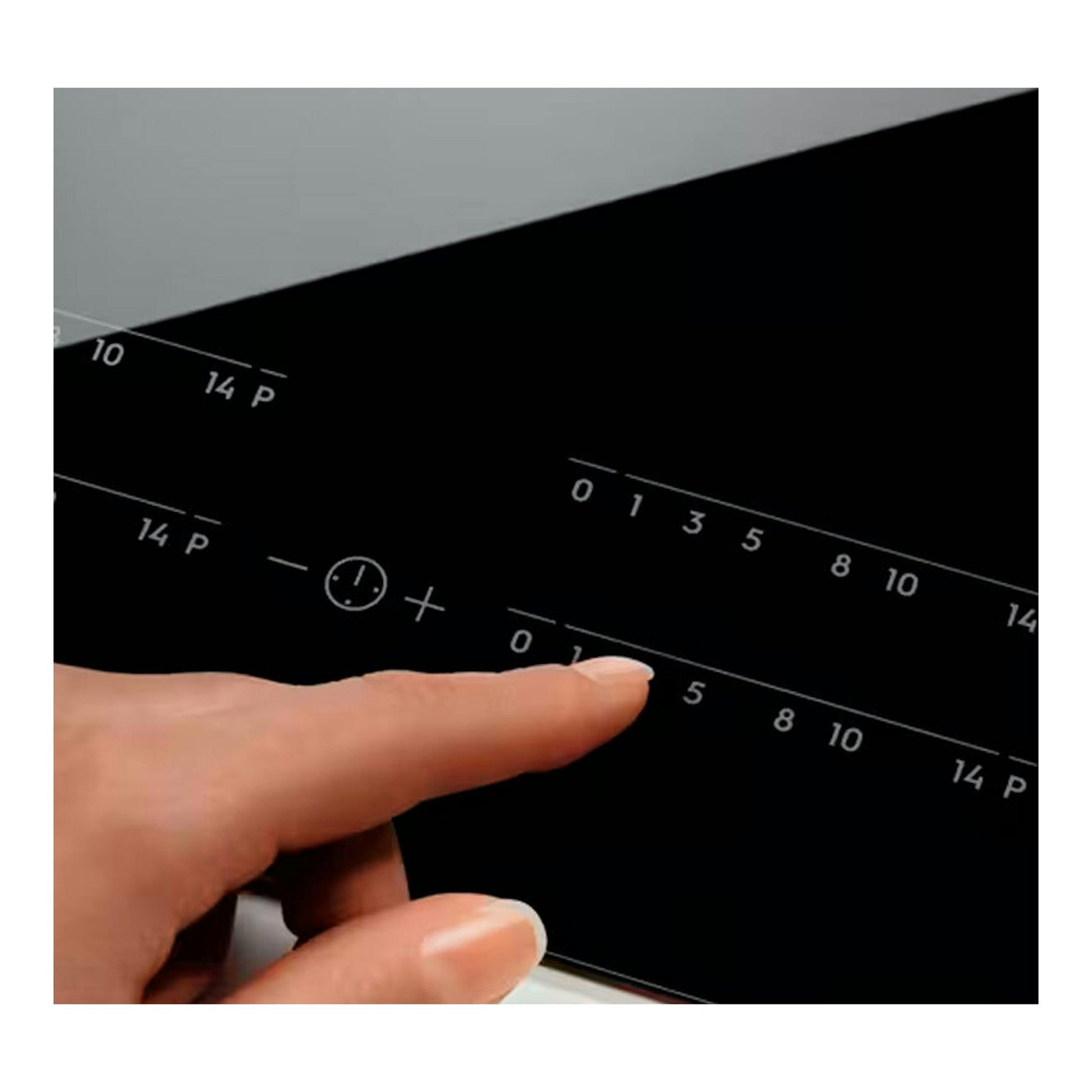 Placa de inducción Electrolux EIV644 negra, vista en ángulo, con dedo tocando los controles táctiles.