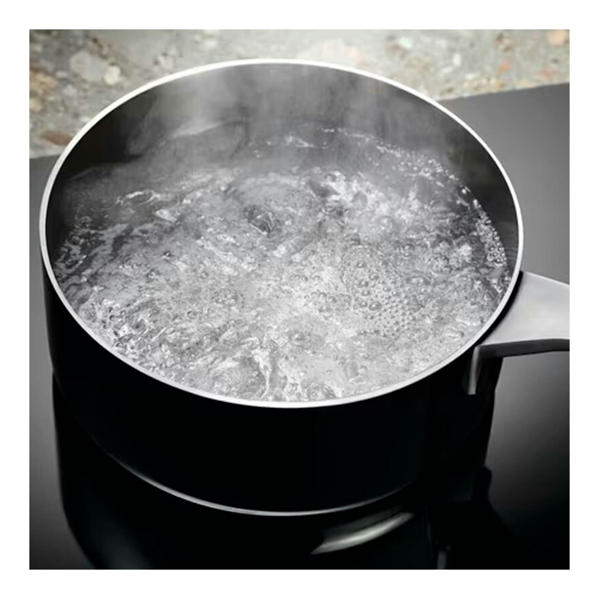 Placa de inducción Electrolux EIV644 negra con una olla hirviendo, vista cenital parcial.