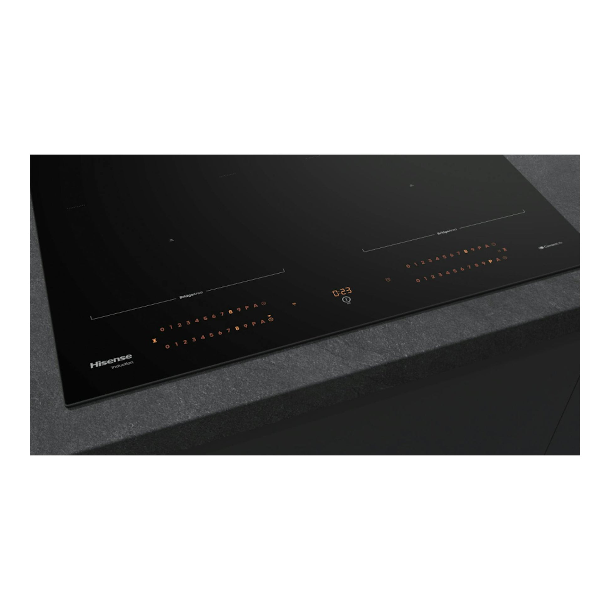 Placa de inducción Hisense HI6443BSCWF negra, vista en ángulo, con 4 zonas y controles táctiles iluminados.