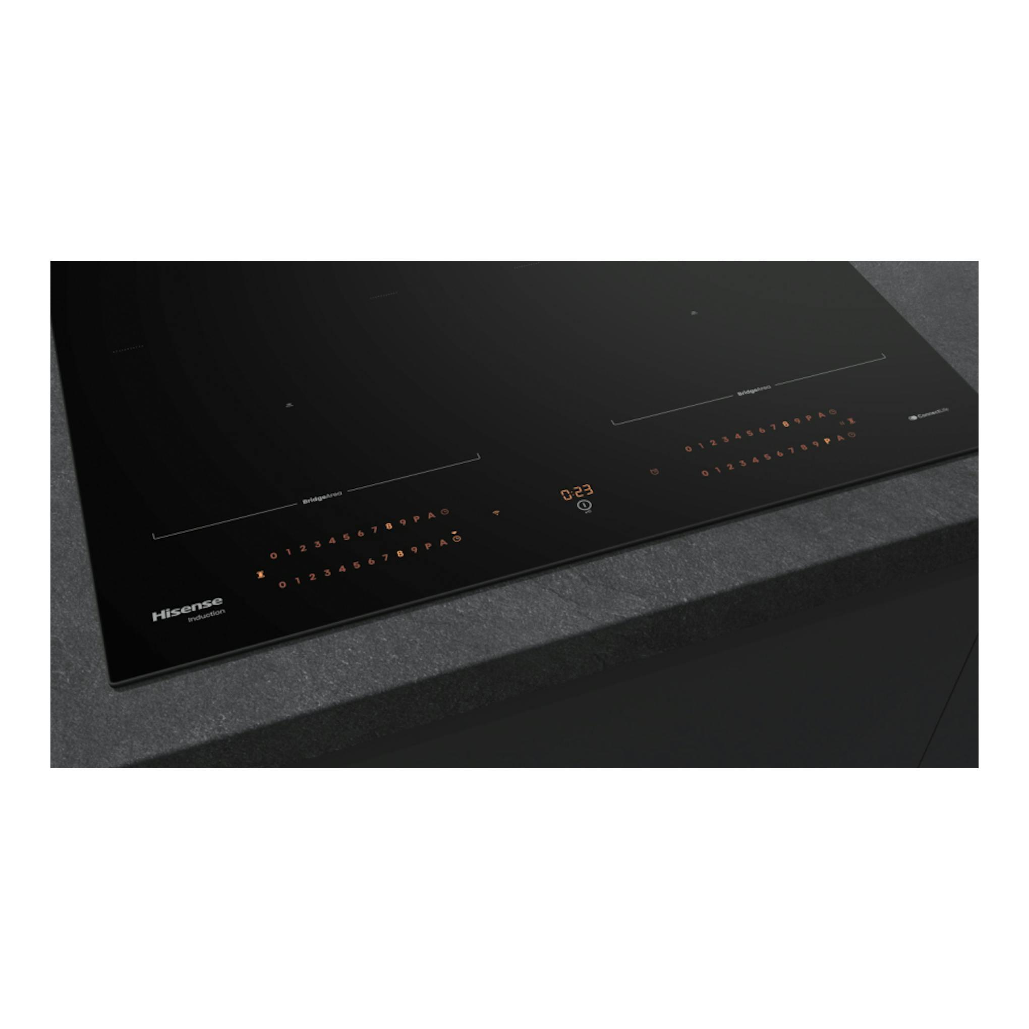 Placa de inducción Hisense HI6443BSCWF negra, vista en ángulo, con 4 zonas y controles táctiles iluminados.