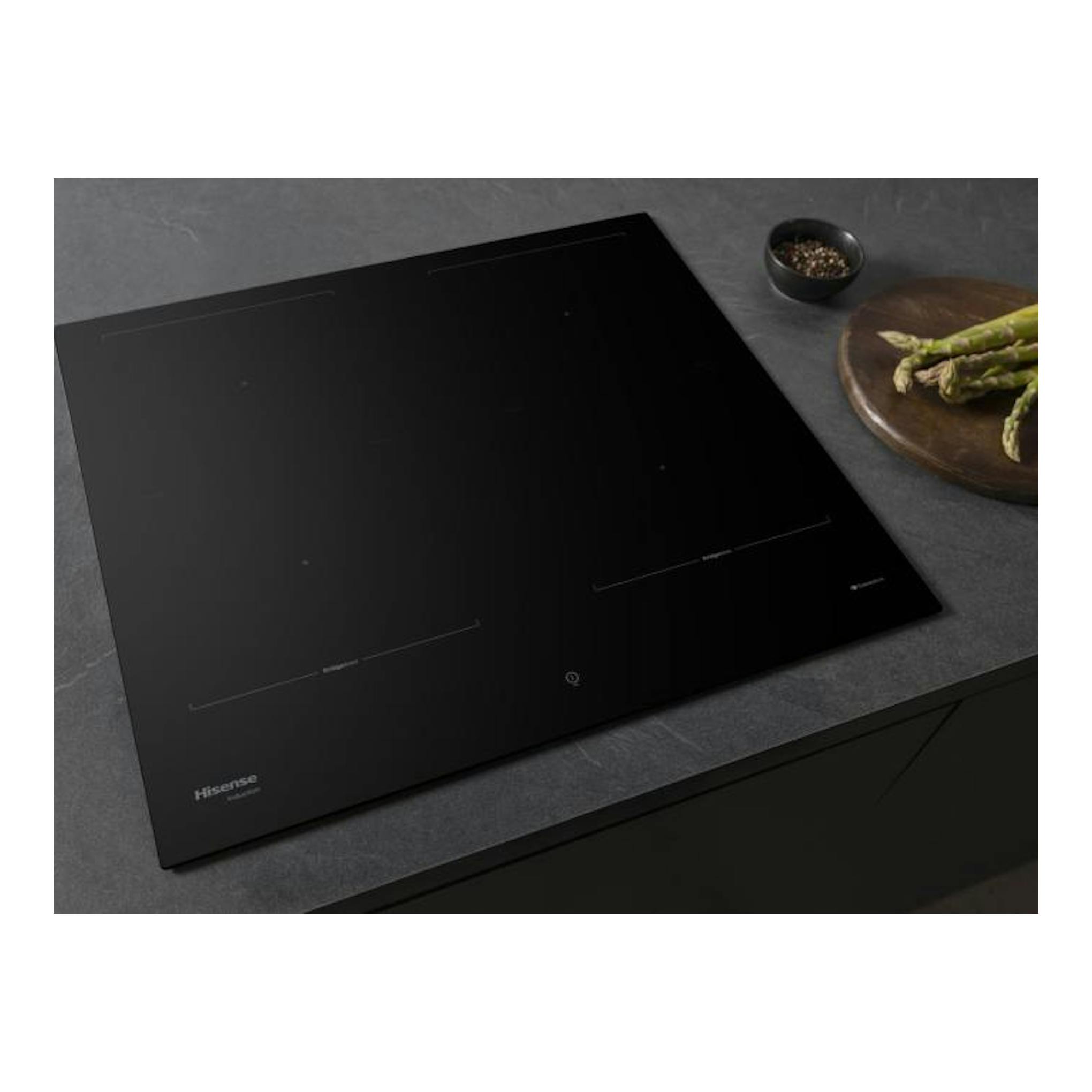 Placa de inducción negra Hisense, vista en ángulo sobre encimera.