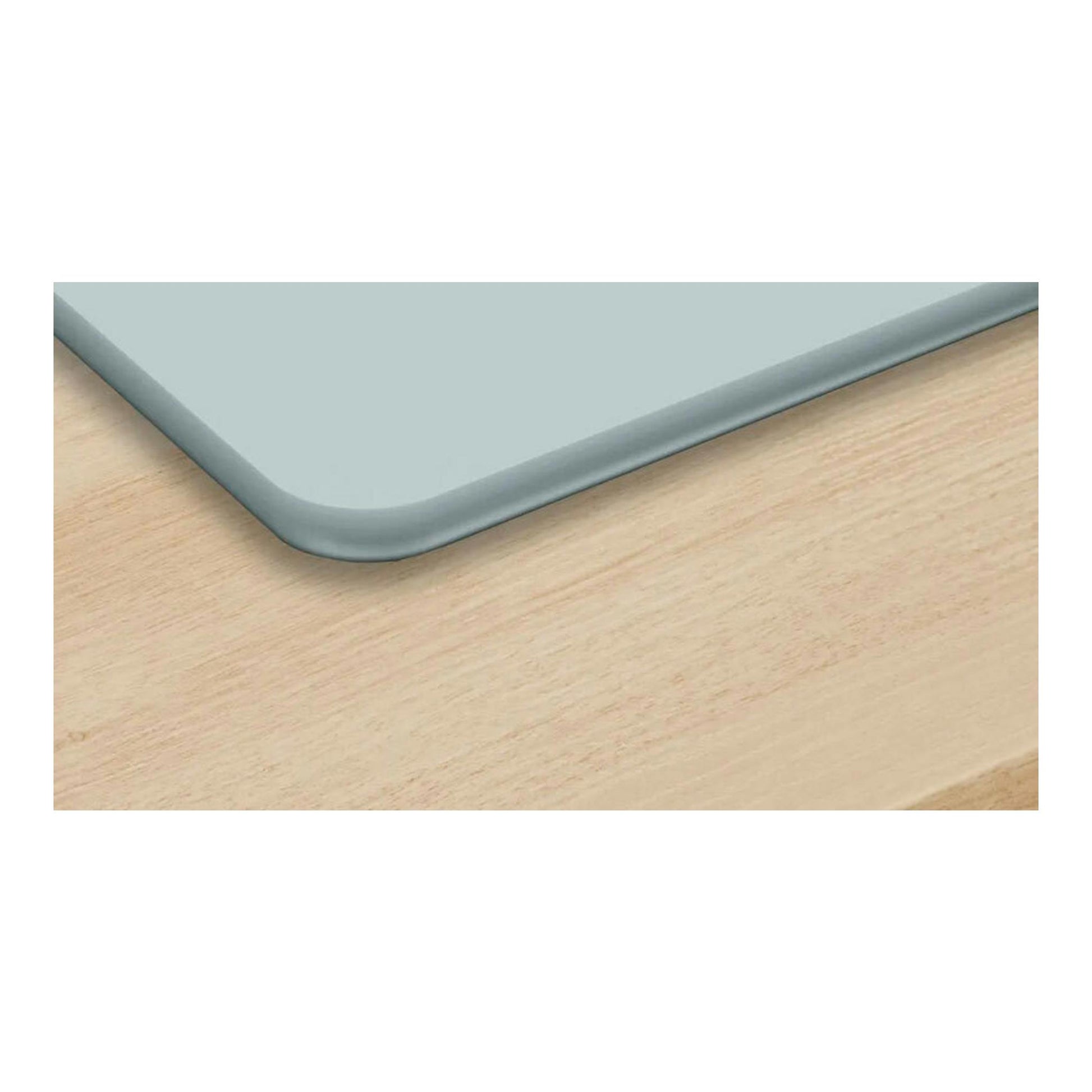 Placa de inducción Bosch PID612BB1E gris, vista en detalle de una esquina sobre encimera de madera.