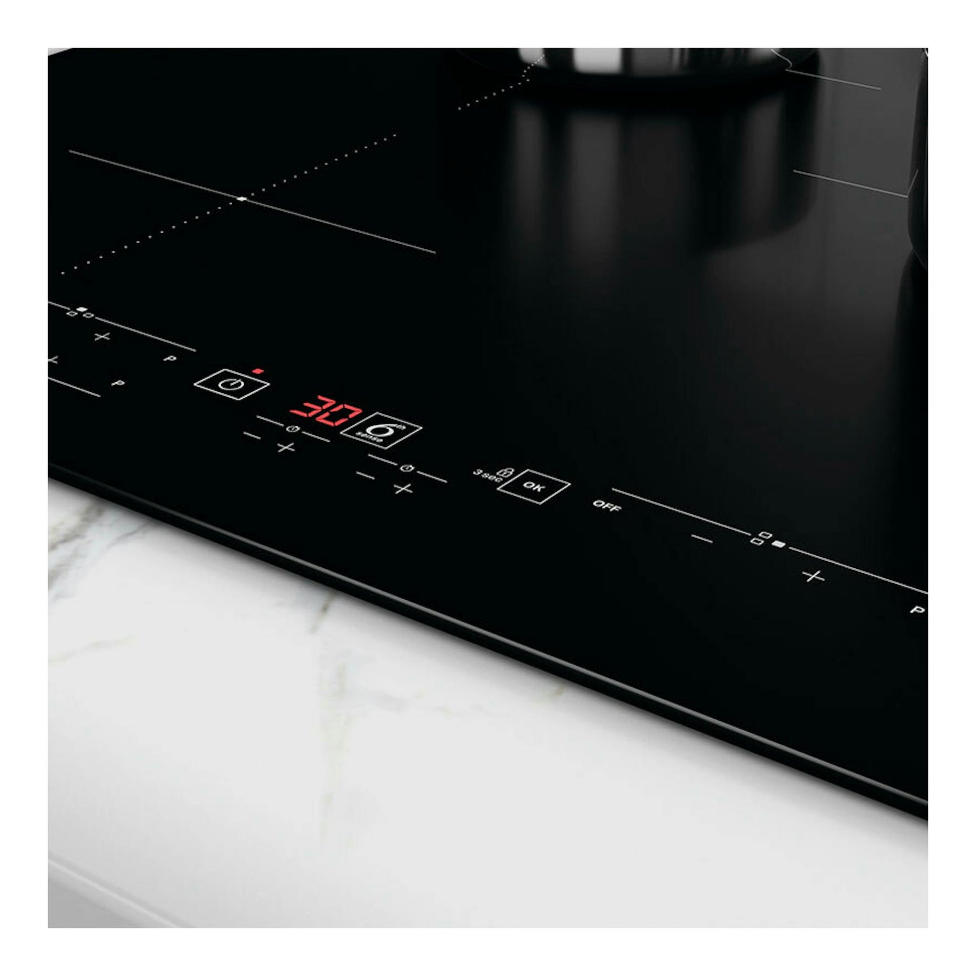 Placa de inducción Whirlpool WSB7560NE negra, vista en ángulo con panel táctil y display rojo.