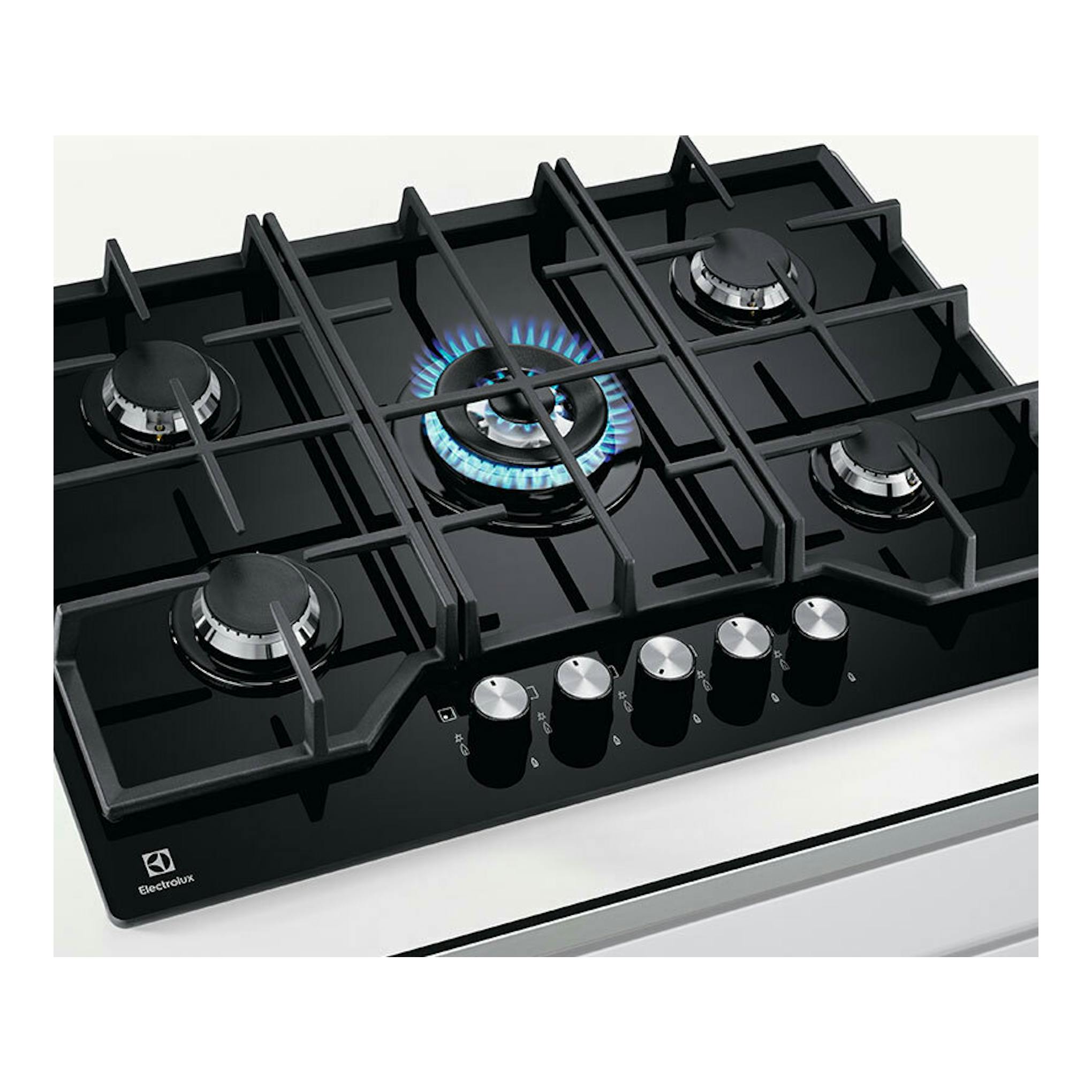 Placa de gas Electrolux KGG75362K negra, vista en ángulo, con 5 fuegos y rejillas de hierro.