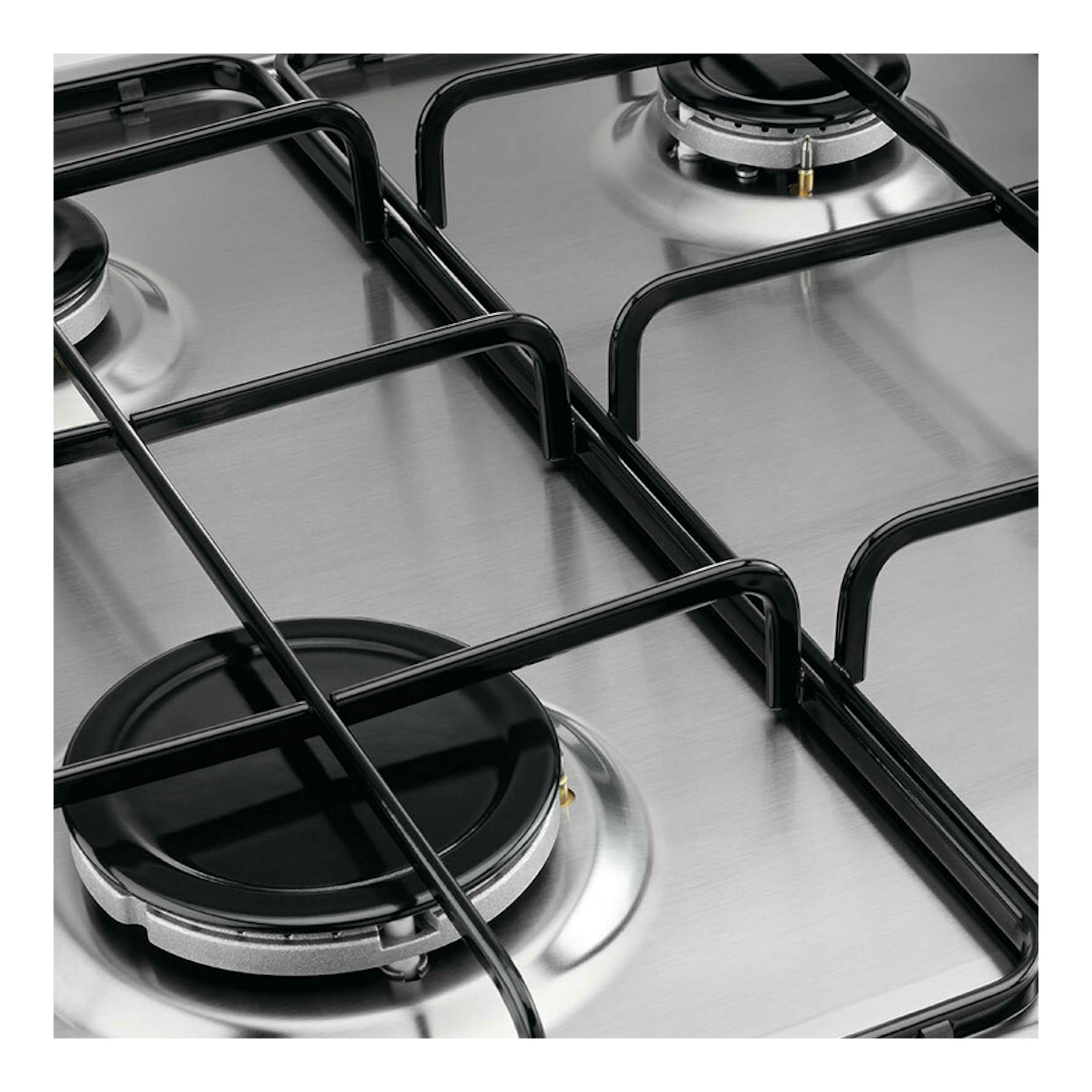Placa de gas Electrolux KGS6404SX en acero inoxidable, vista en primer plano con cuatro fuegos y parrillas negras.