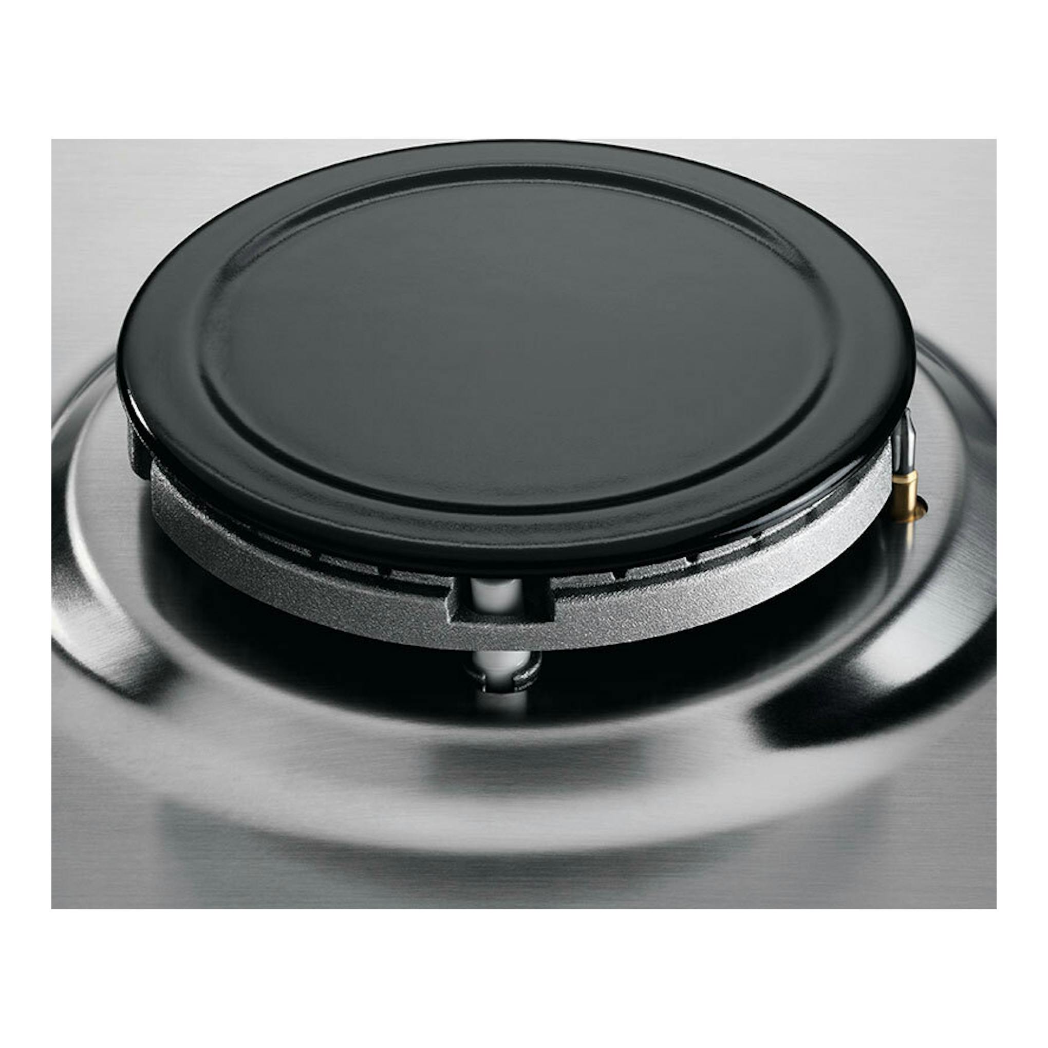 Placa de gas Electrolux KGS6404SX en acero inoxidable, vista cenital de un quemador negro.