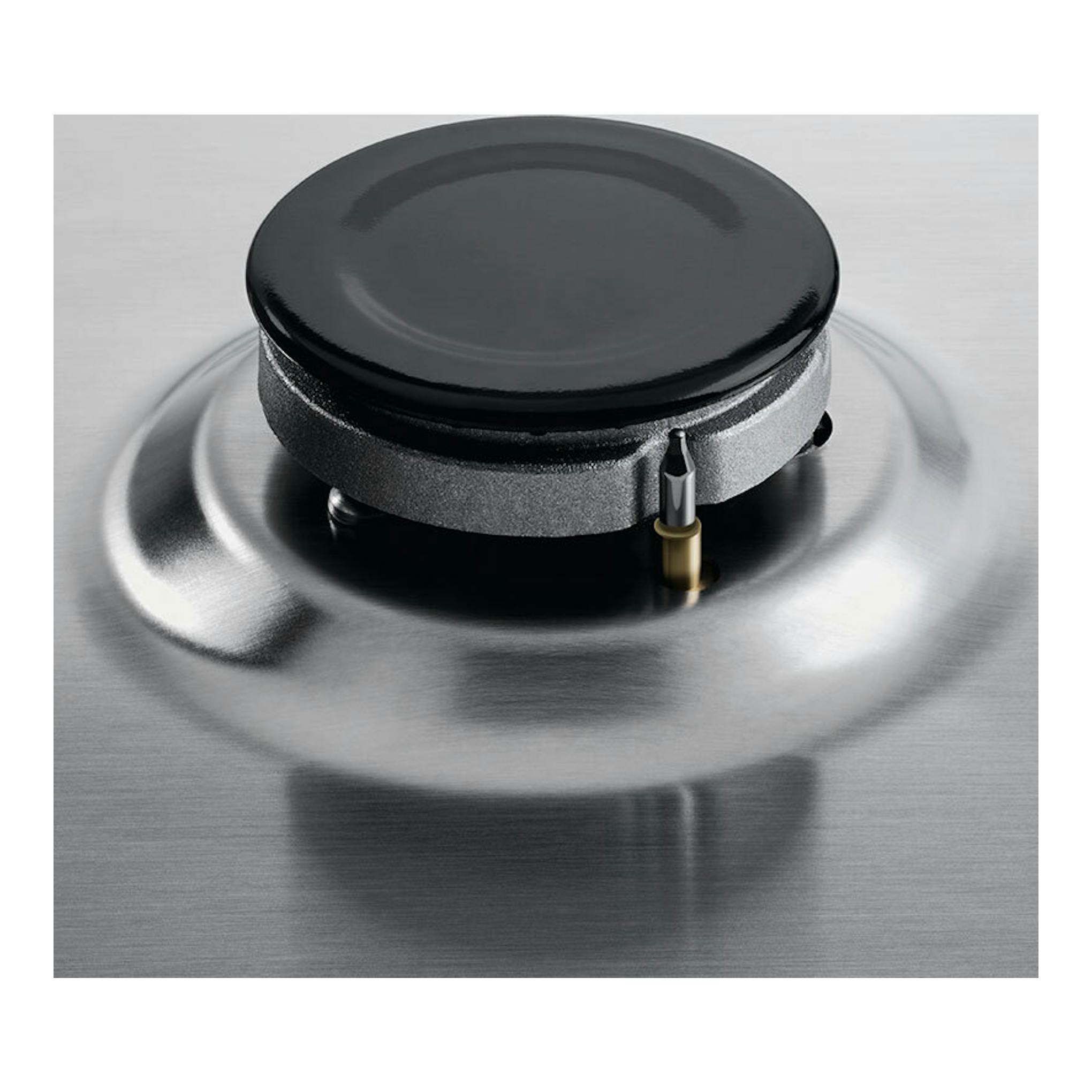Placa de gas Electrolux KGS6404SX, primer plano de un quemador sobre superficie de acero inoxidable.