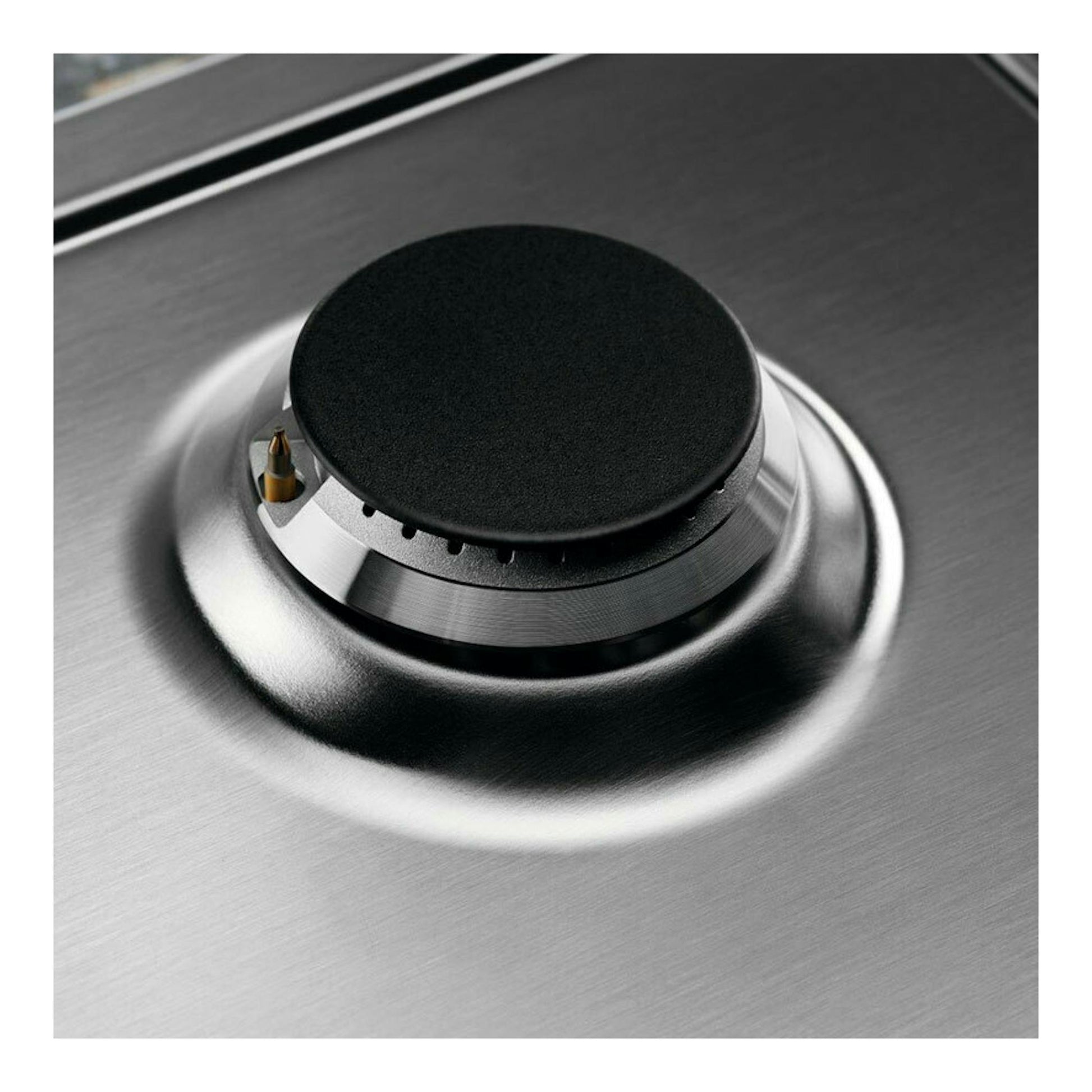 Placa de gas Electrolux KGS6436SX, primer plano de un quemador negro sobre superficie de acero inoxidable.