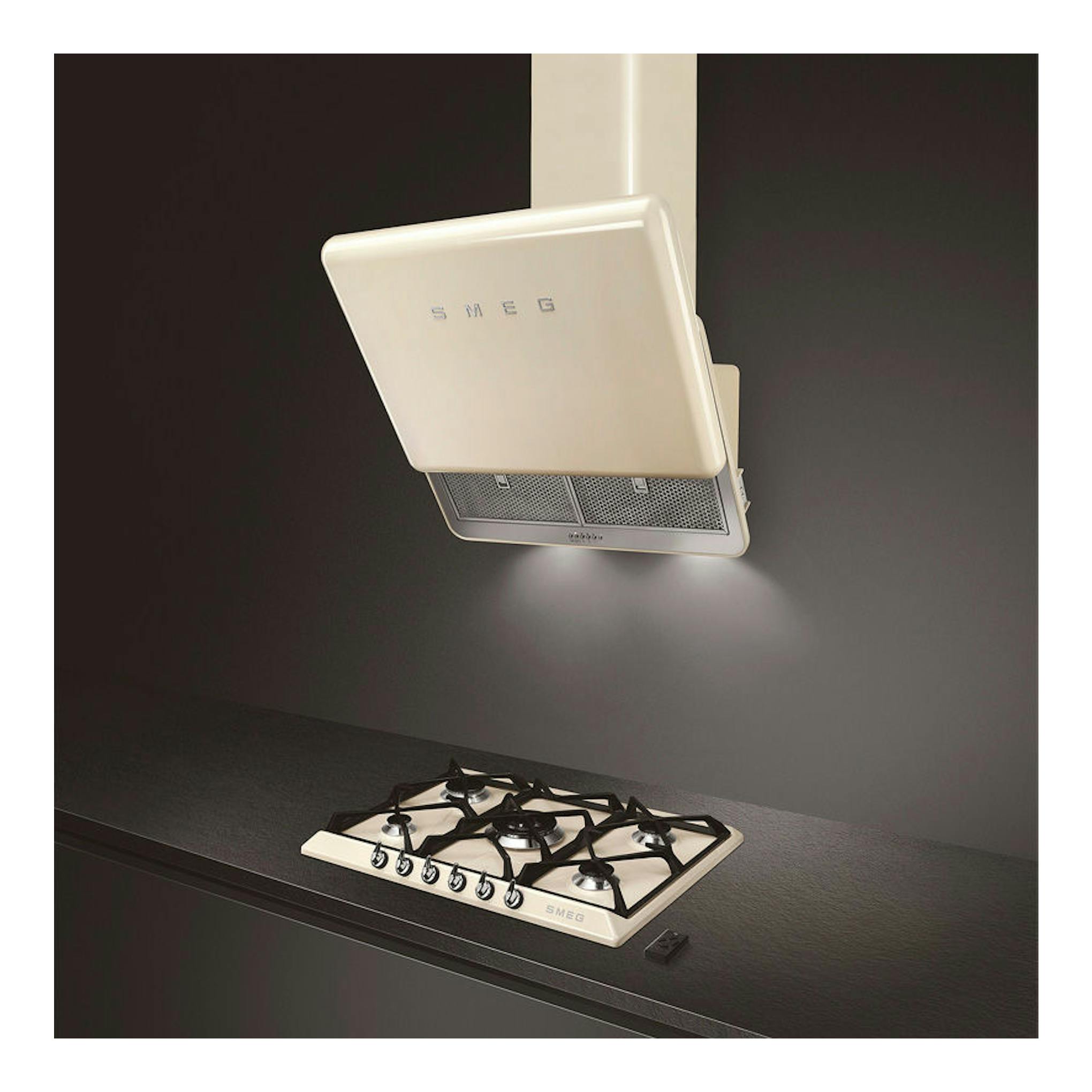 Placa de gas Smeg SR975PGH color crema, vista en ángulo sobre encimera oscura, con cinco fuegos y parrillas negras.