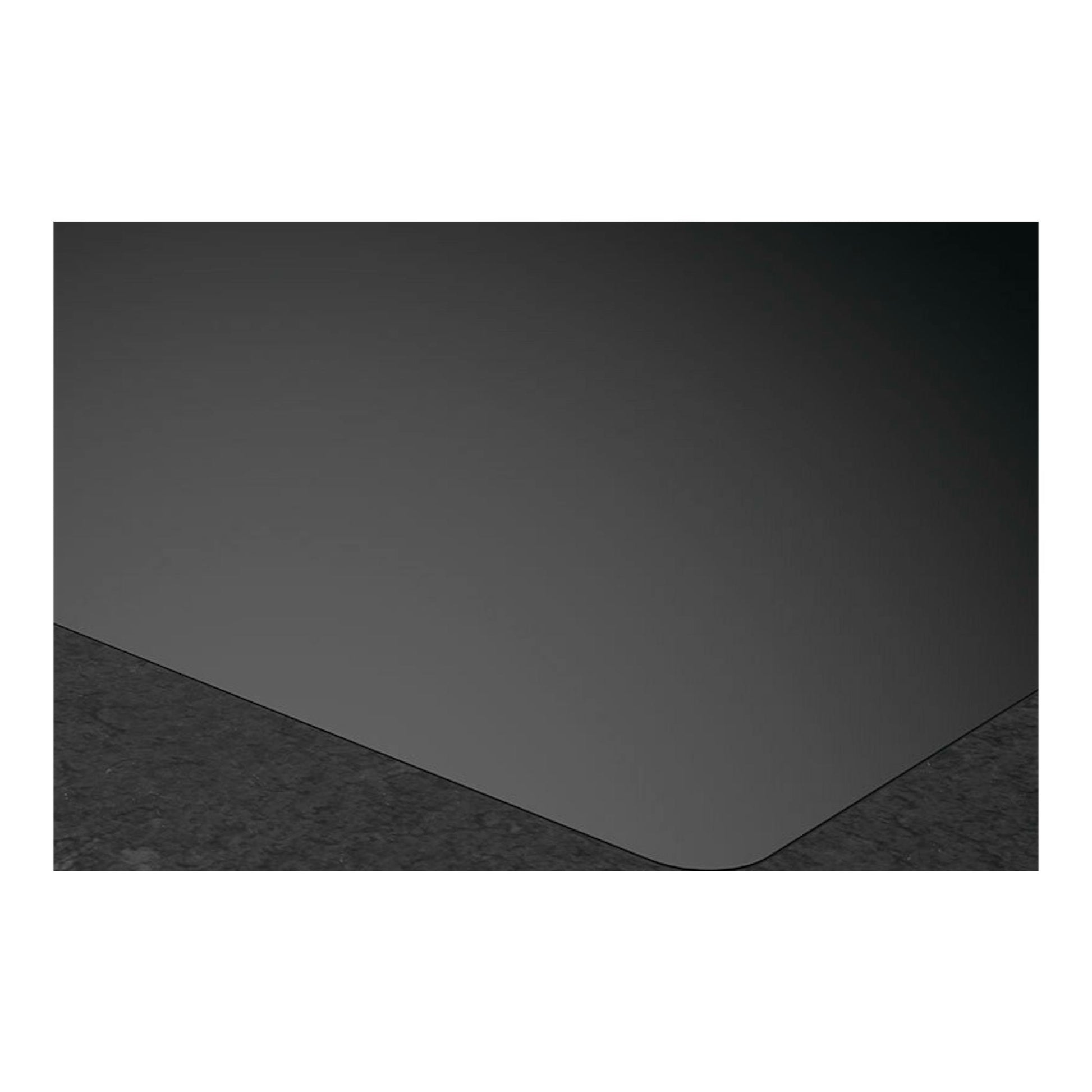 Placa de inducción AEG TI63IQ10IB negra, vista en detalle del borde sobre encimera oscura.