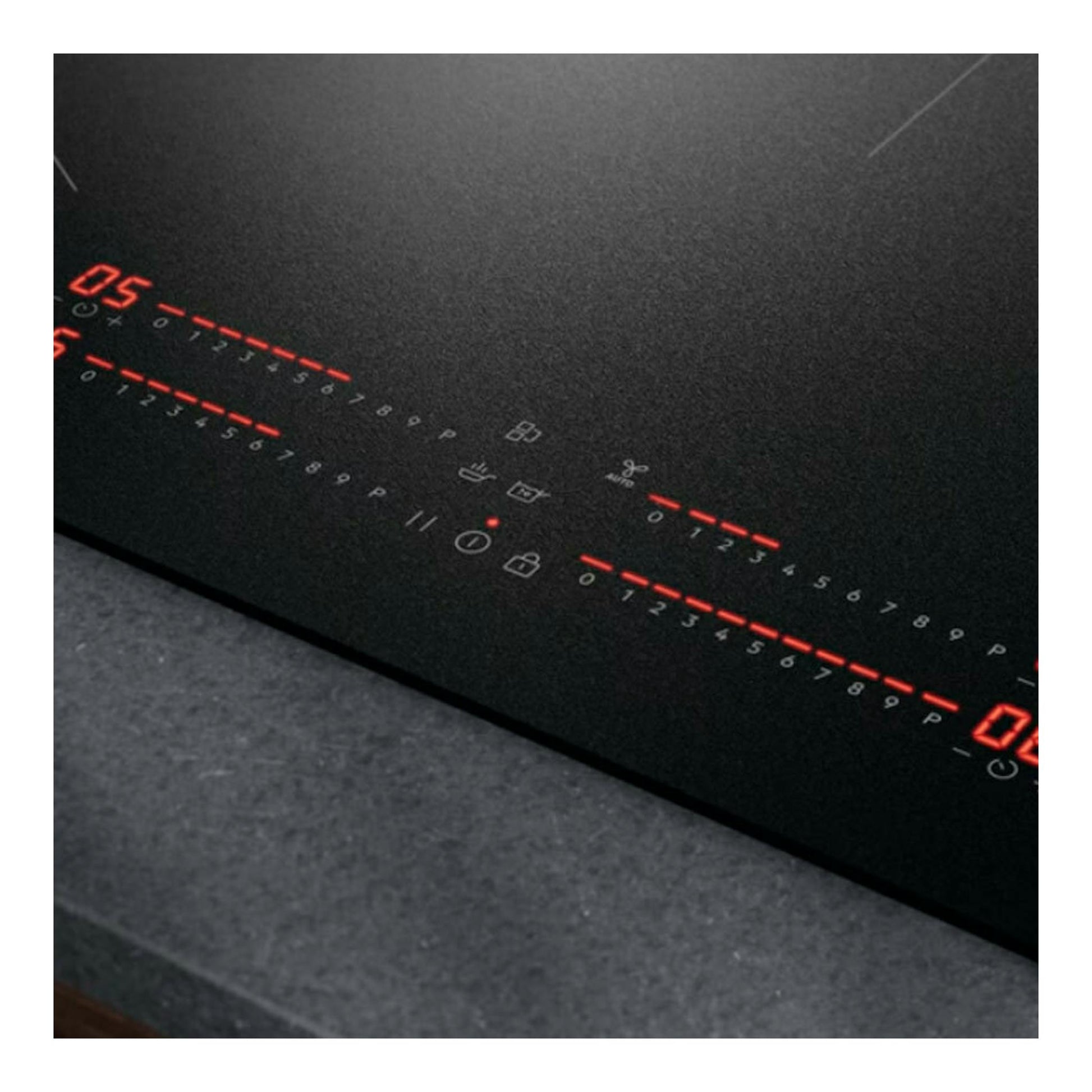 Placa de inducción AEG TI63IQ10IZ de 60 cm, negra, vista en ángulo, con mandos táctiles y display rojo.