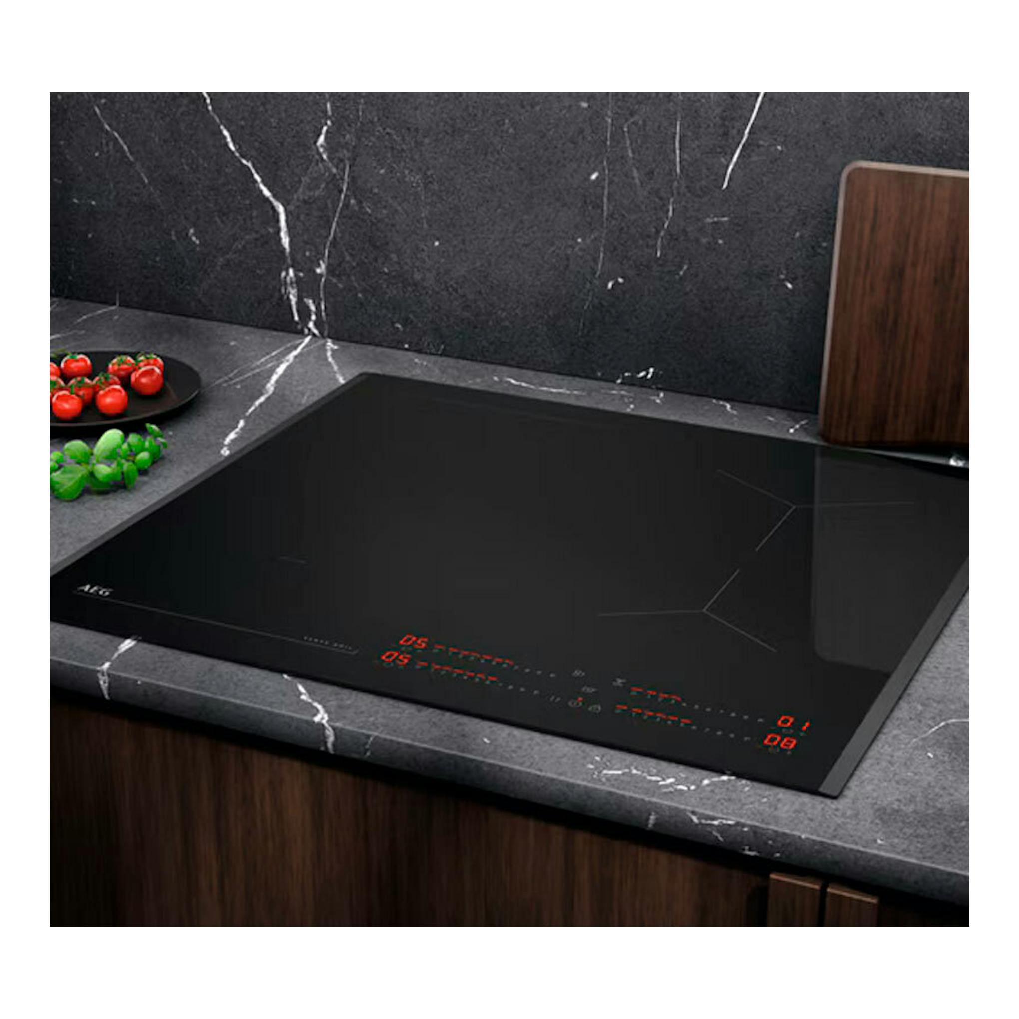 Placa de inducción AEG TI63IQ30FB de 60 cm, negra, vista en ángulo sobre encimera de piedra.