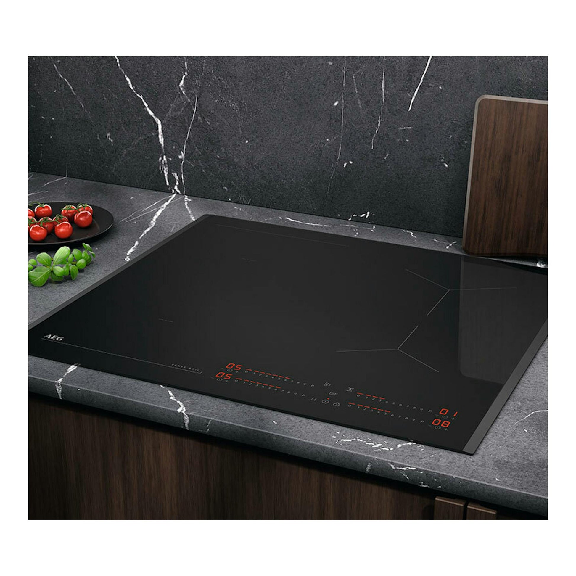 Placa de inducción AEG TI63IQ3BFB negra, vista en ángulo sobre encimera de piedra, 60 cm.