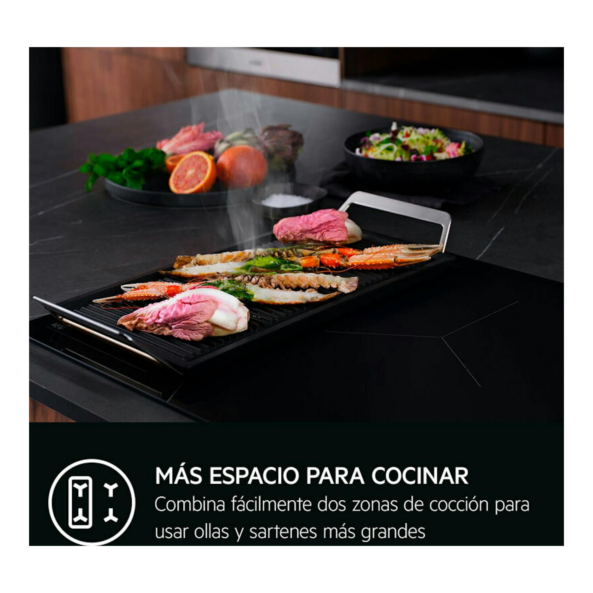 Placa de inducción AEG TI84IB30FB negra de 80 cm, vista frontal con parrilla alargada y comida.