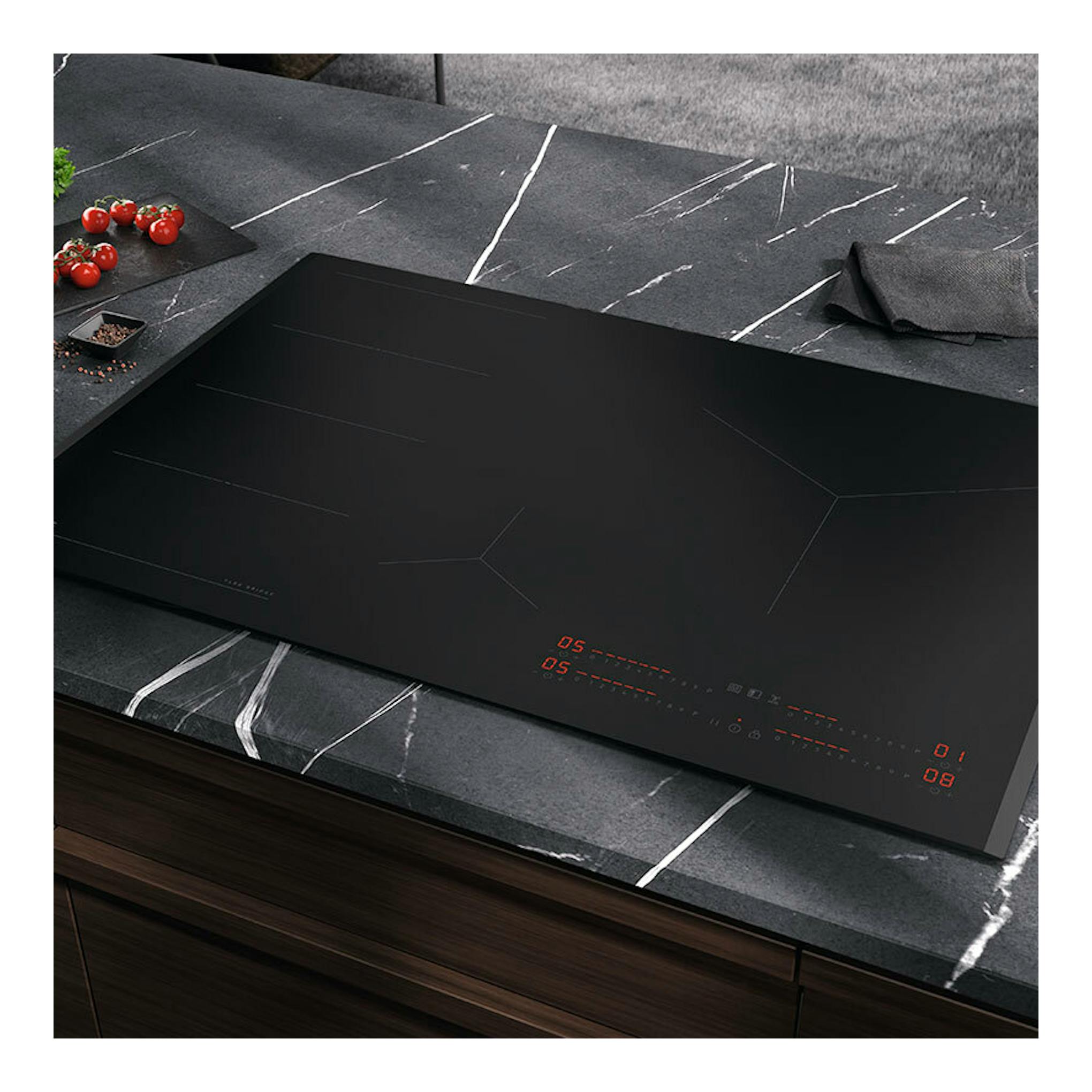 Placa de inducción AEG TI84IS00FB negra, vista en ángulo sobre encimera de piedra.