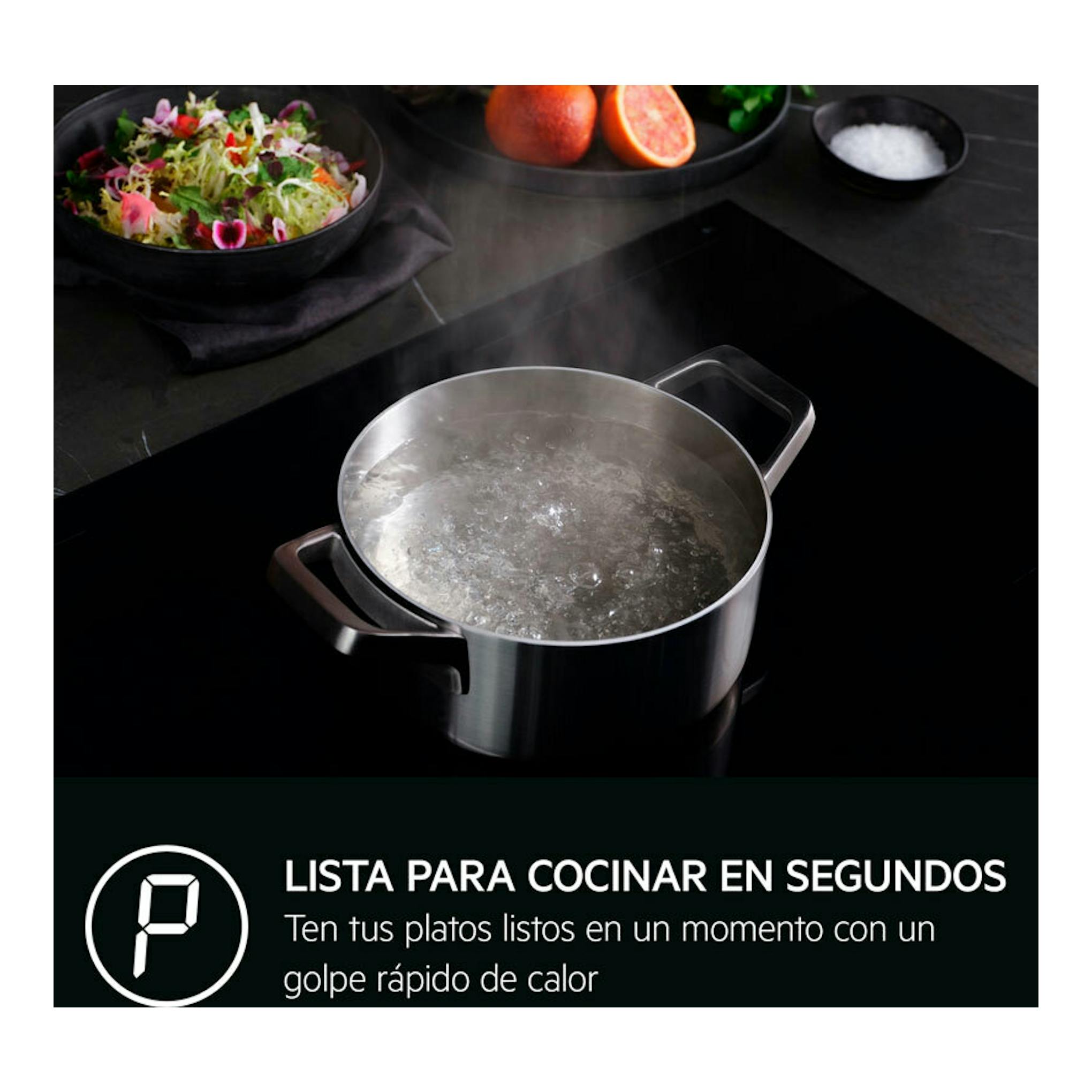 Placa de inducción AEG TN63IP0BIB negra con olla hirviendo sobre superficie vitrocerámica, vista cenital parcial.