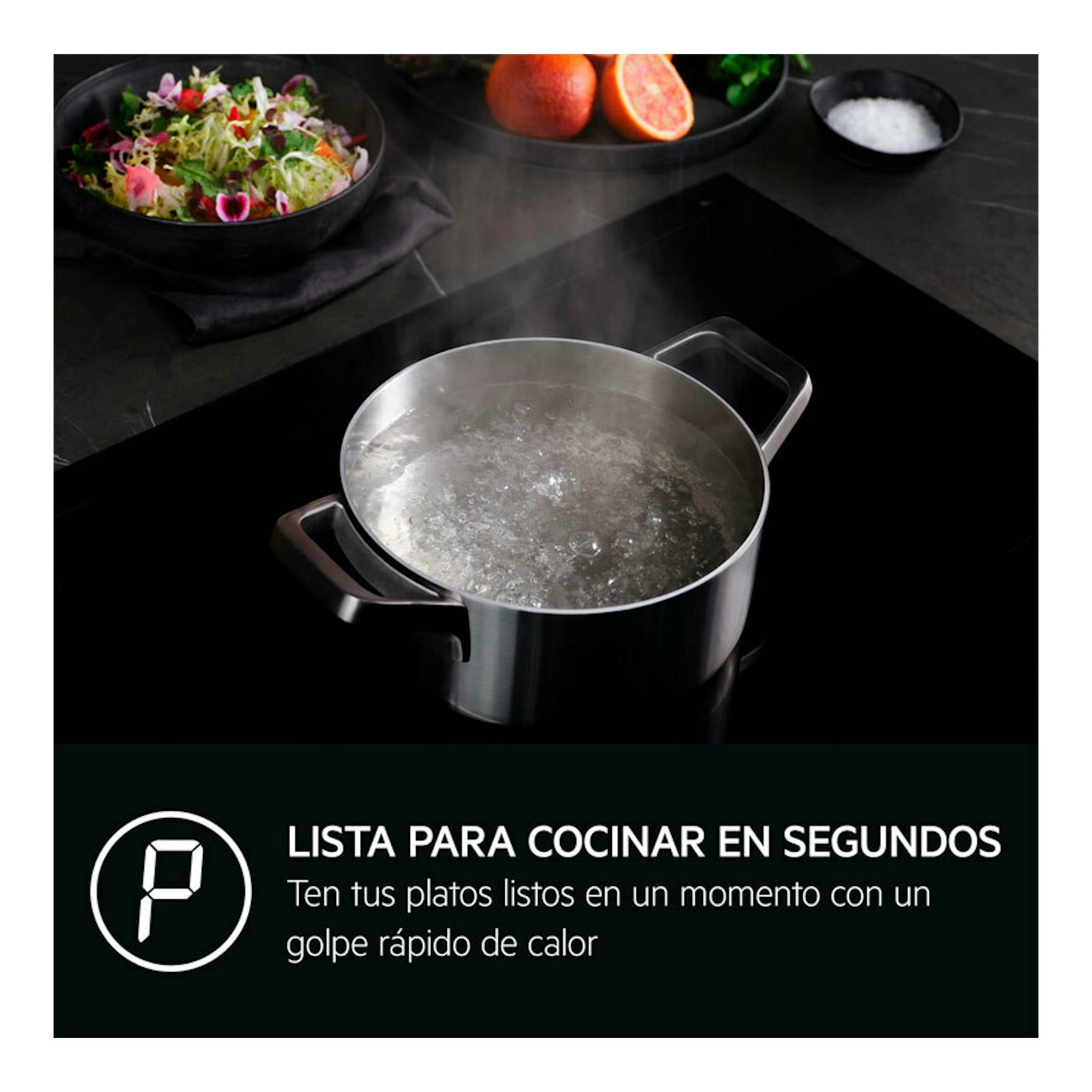 AEG TO63IA00FB: placa de inducción negra en vista superior parcial, con una olla de acero hirviendo.