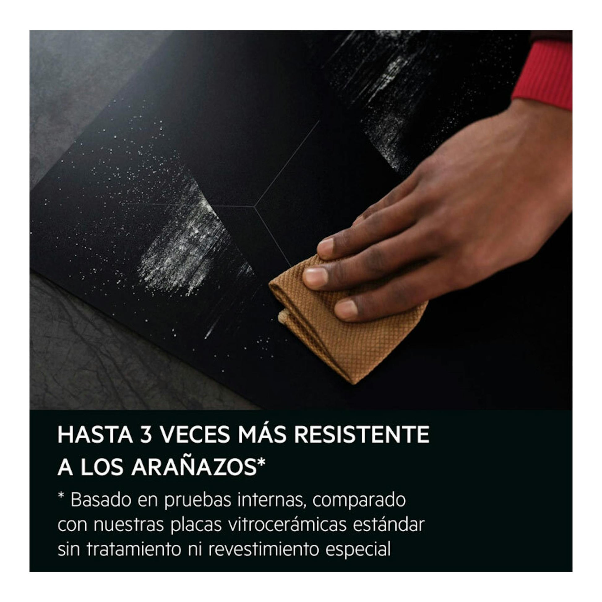Placa de inducción AEG TO63IQ00IT negra, vista frontal, con una mano limpiando la superficie.