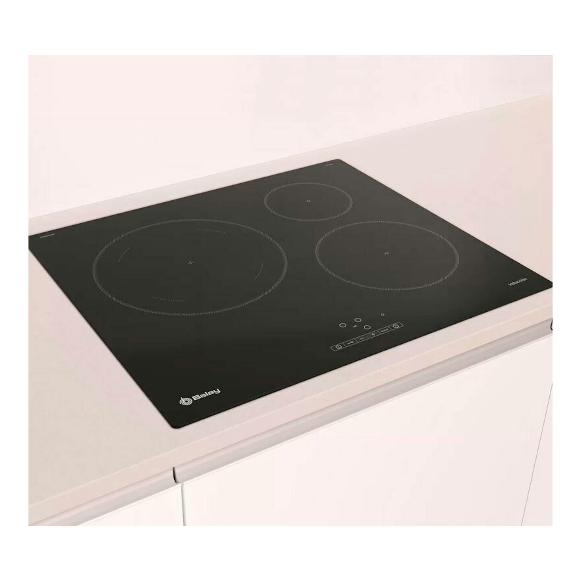 Placa de inducción Balay 3EB865ERS negra, vista en ángulo, con tres zonas de cocción.