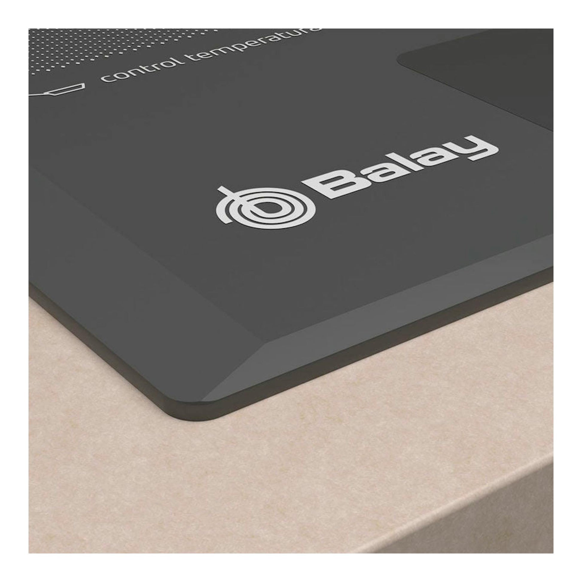 Placa de inducción Balay negra, vista parcial en ángulo, con logotipo en la superficie.
