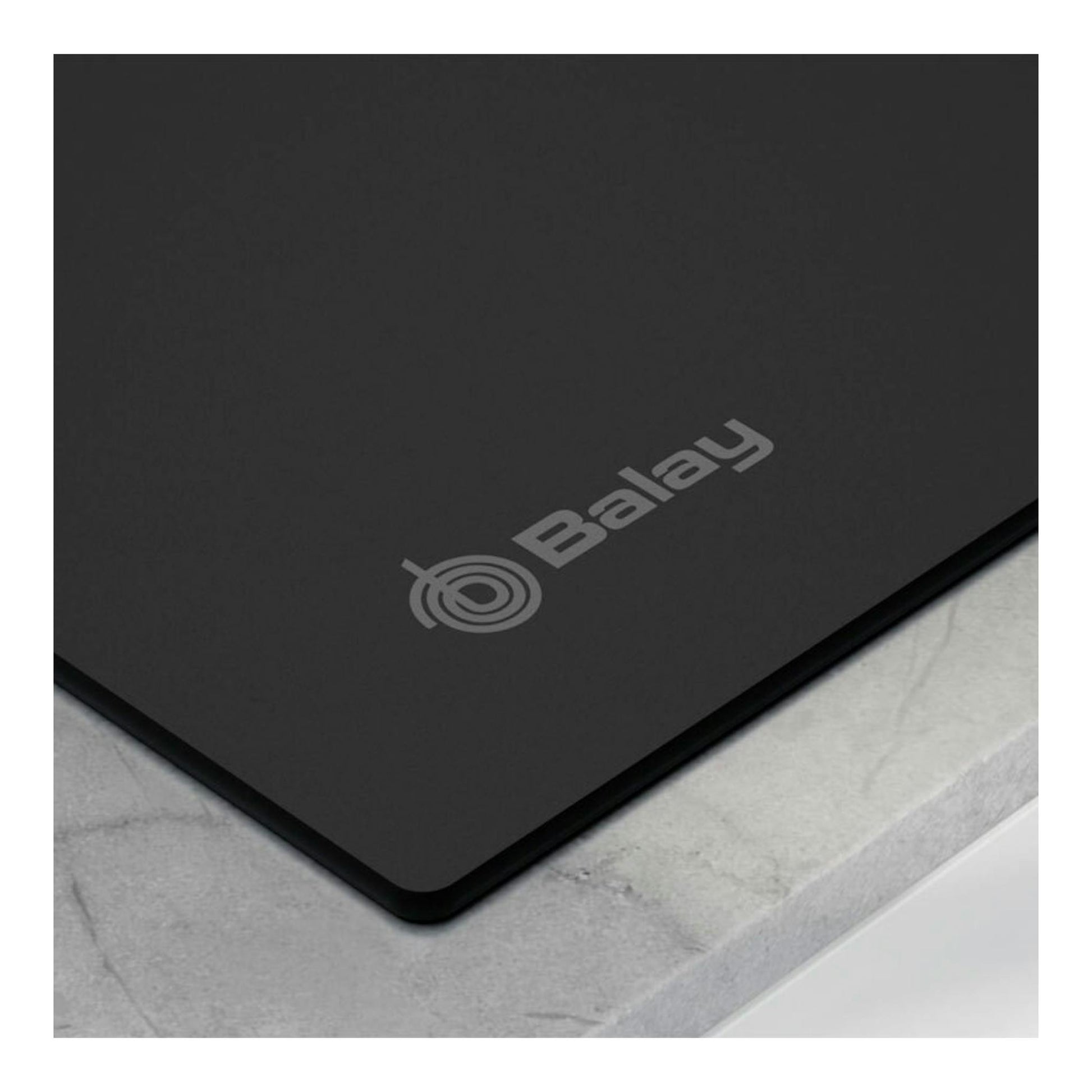 Placa de inducción Balay 3EB965MH negra, vista en ángulo, con logotipo en la superficie.