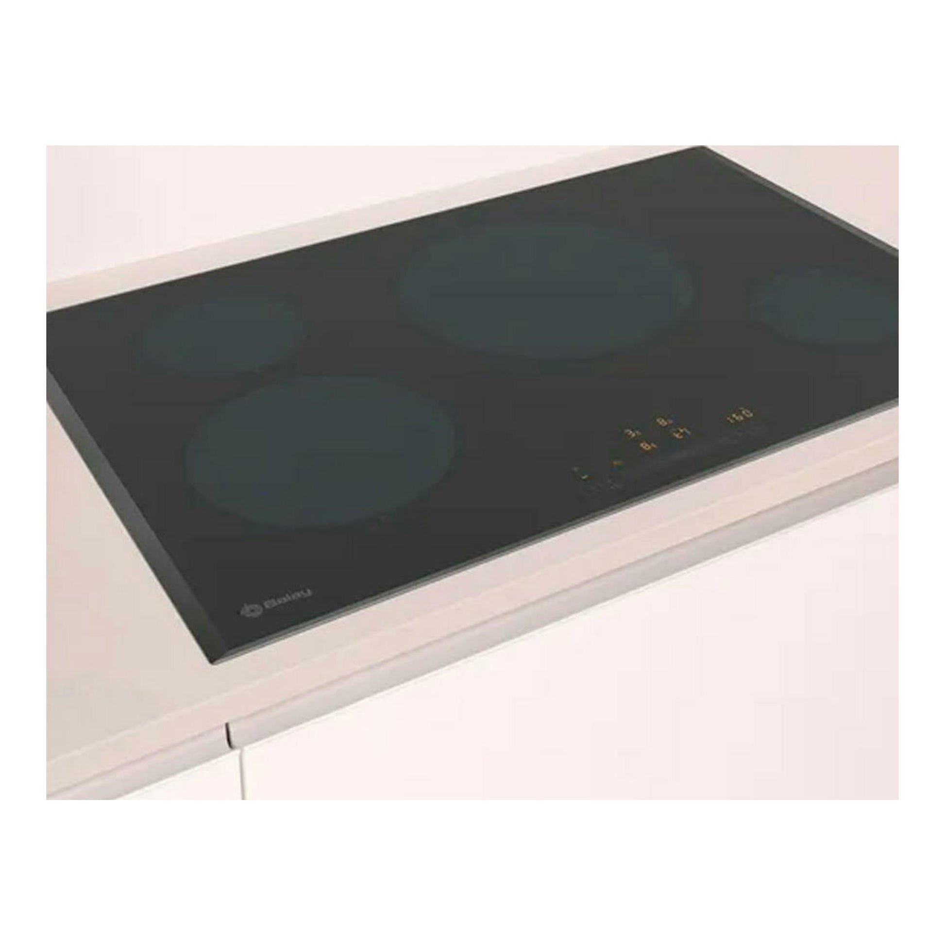 Placa de inducción Balay 3EB985LH negra, vista en ángulo, con cuatro zonas y panel táctil.