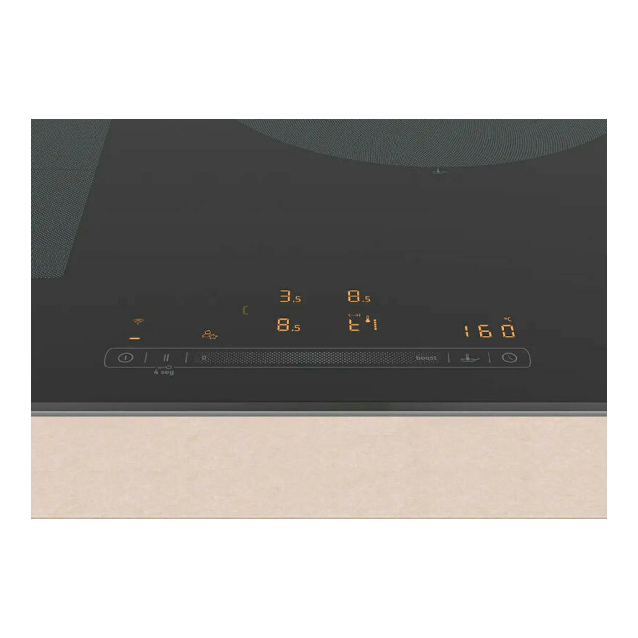 Placa de inducción Balay 3EB989LH negra, vista superior parcial, con mandos táctiles y display naranja.