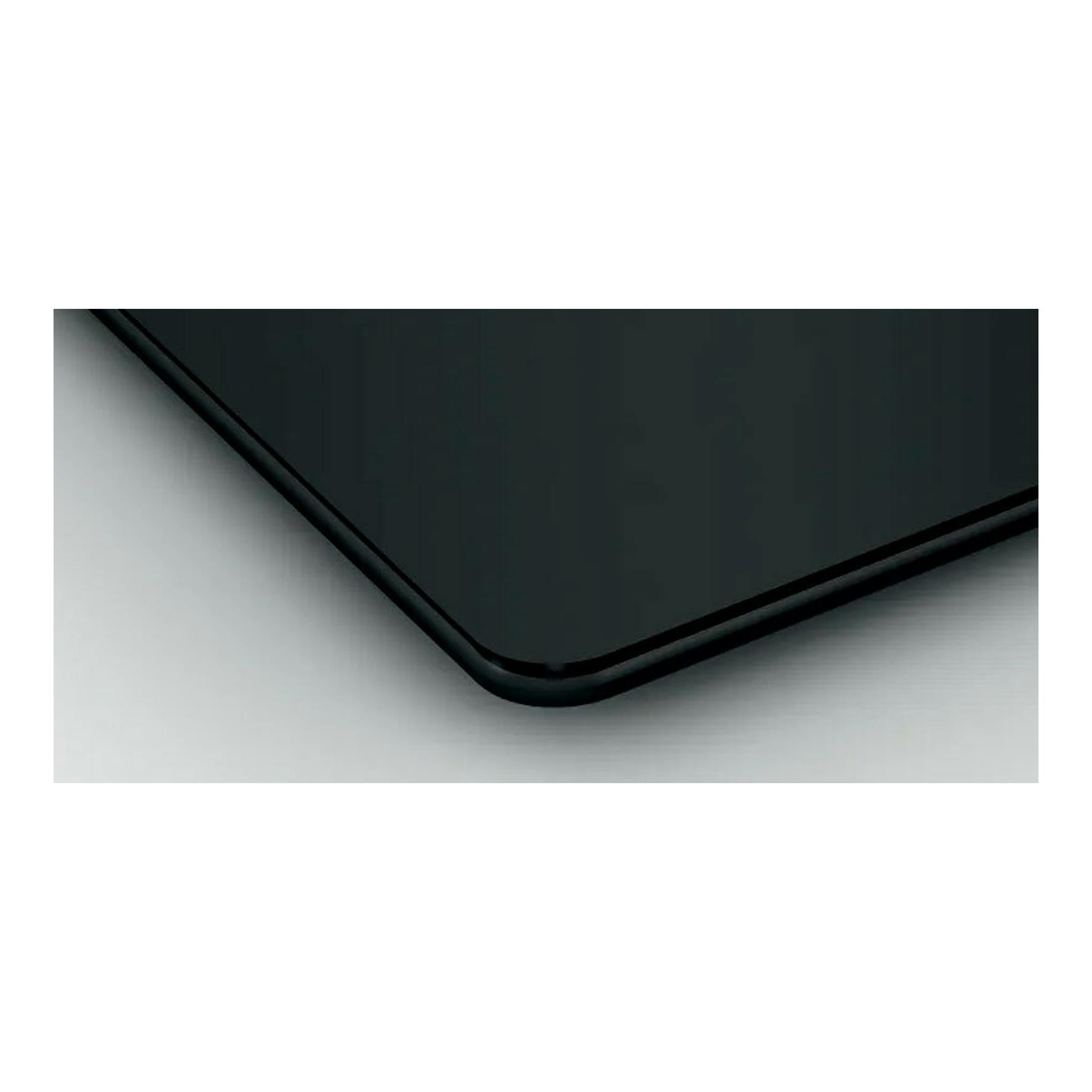 Placa de inducción Bosch PID61RBB5E negra, vista en primer plano de una esquina redondeada.
