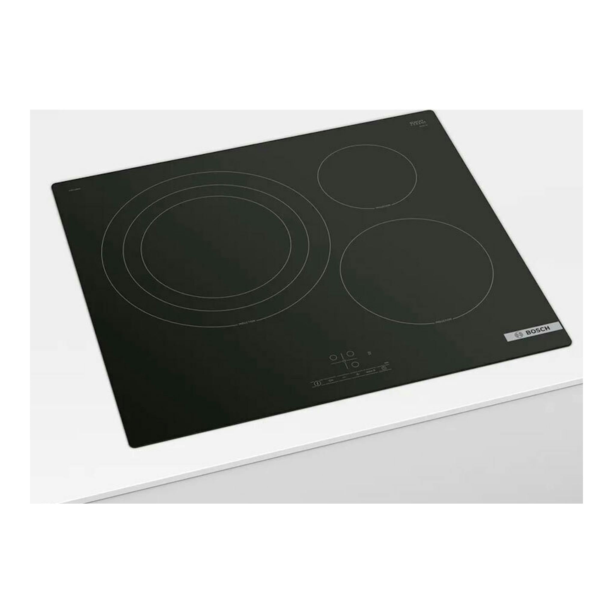 Placa de inducción Bosch PID61RBB5E negra, vista en ángulo superior, con tres zonas de cocción.