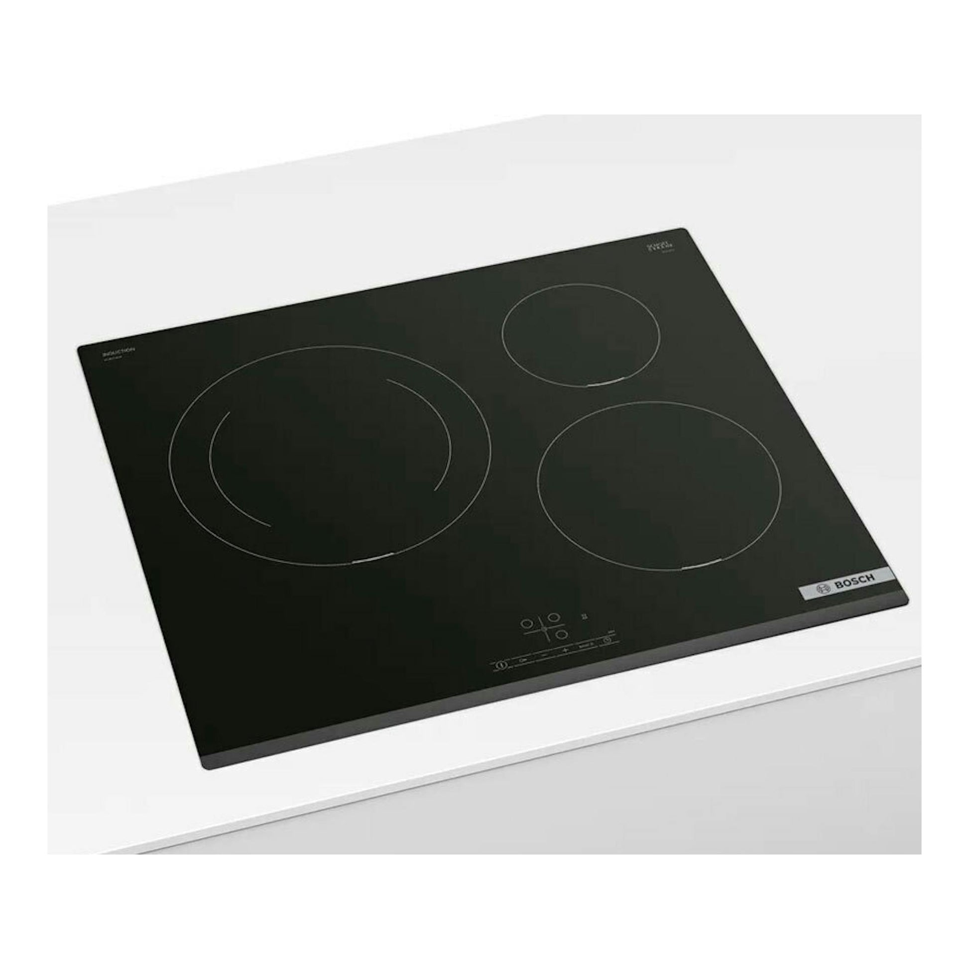 Placa de inducción Bosch PIJ631BB5E negra, vista en ángulo, con tres zonas de cocción.