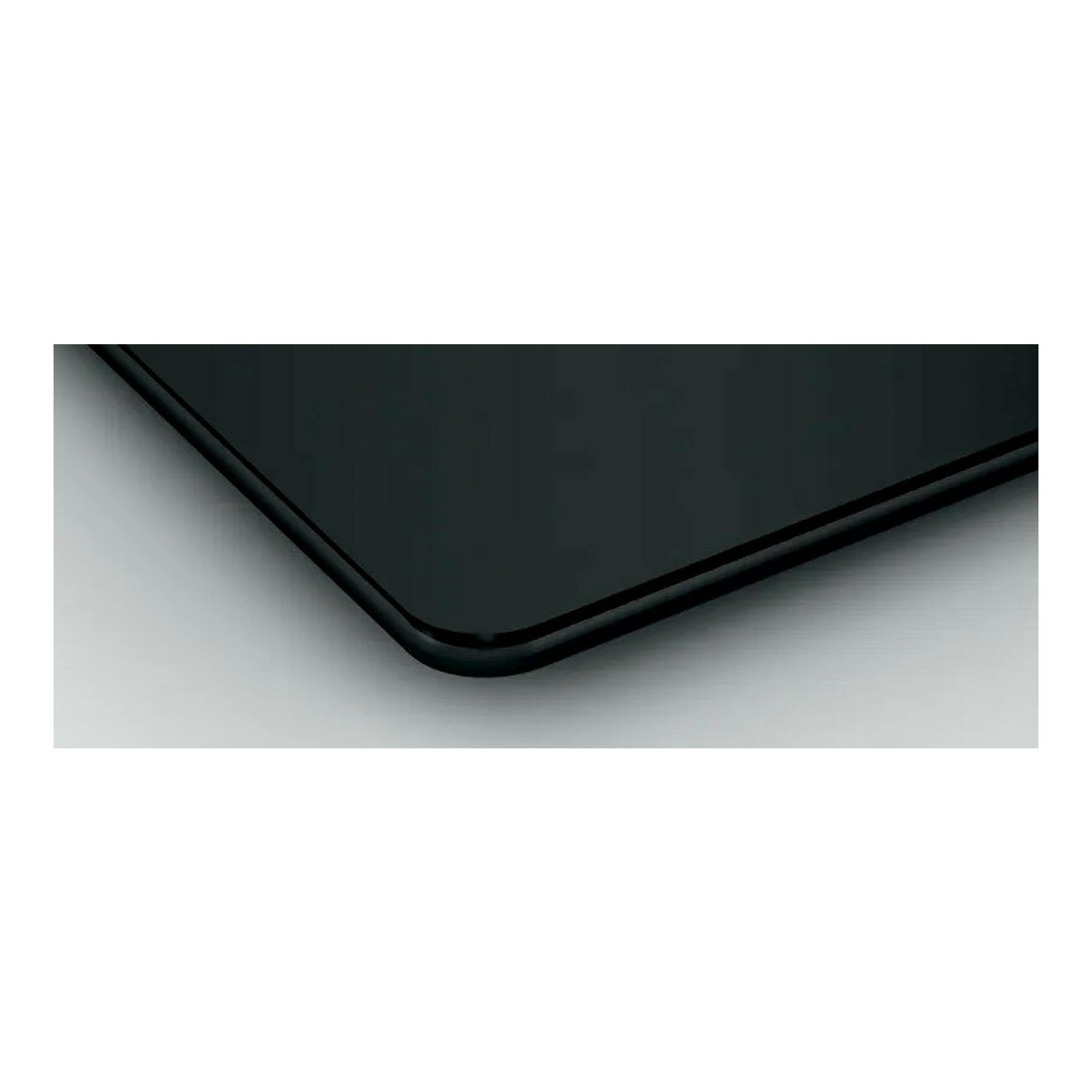 Placa de inducción Bosch PUC611BB5E, vista en detalle de la esquina negra de vidrio.