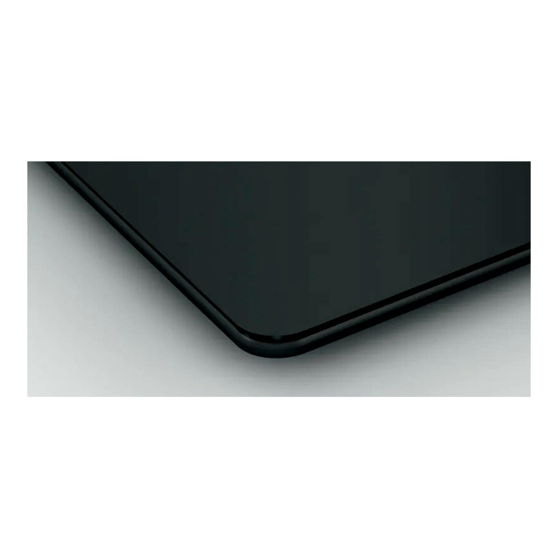 Placa de inducción Bosch PUE611BB5E negra, vista en primer plano de una esquina con borde redondeado.