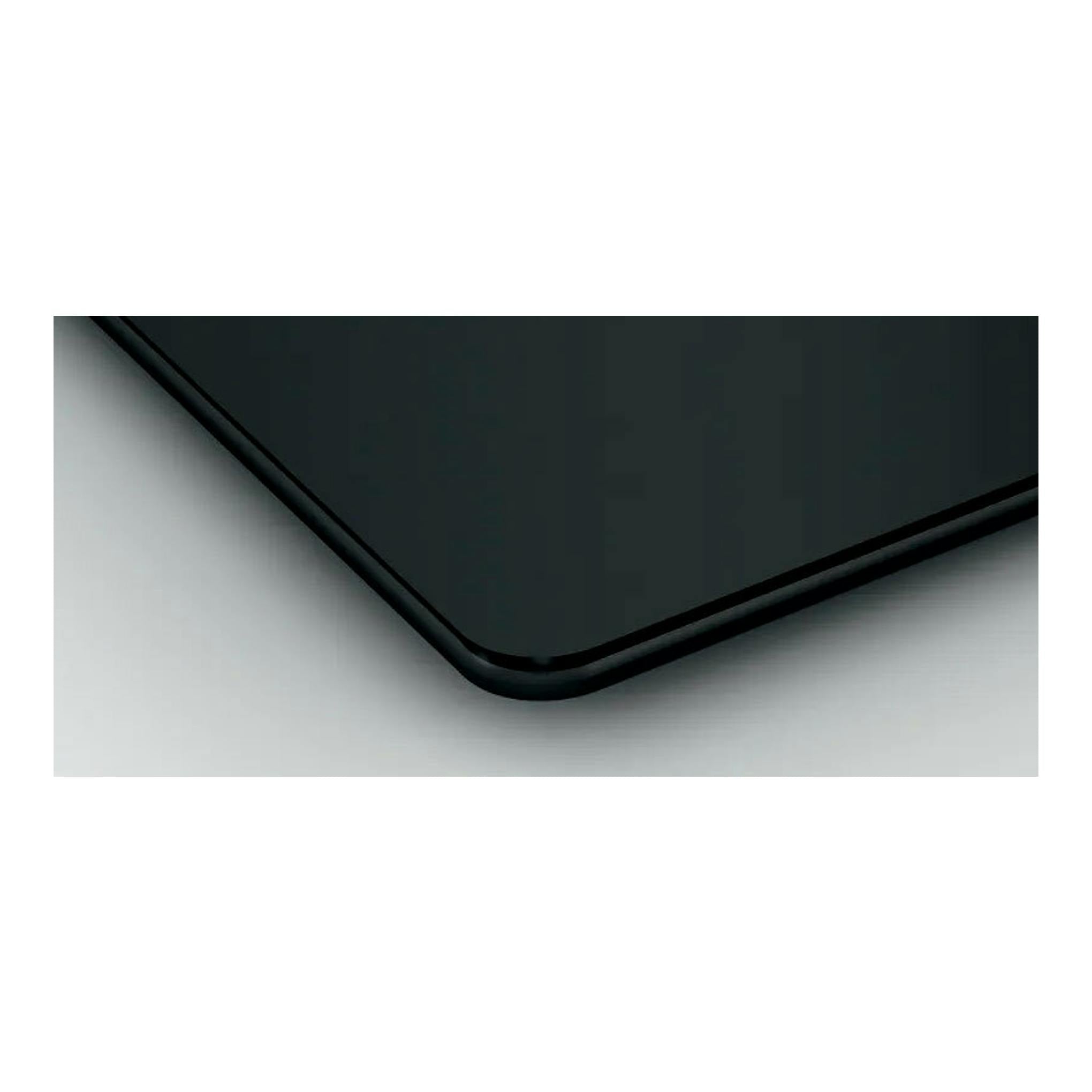 Placa de inducción Bosch PUE611BB5E negra, vista en primer plano de una esquina con borde redondeado.