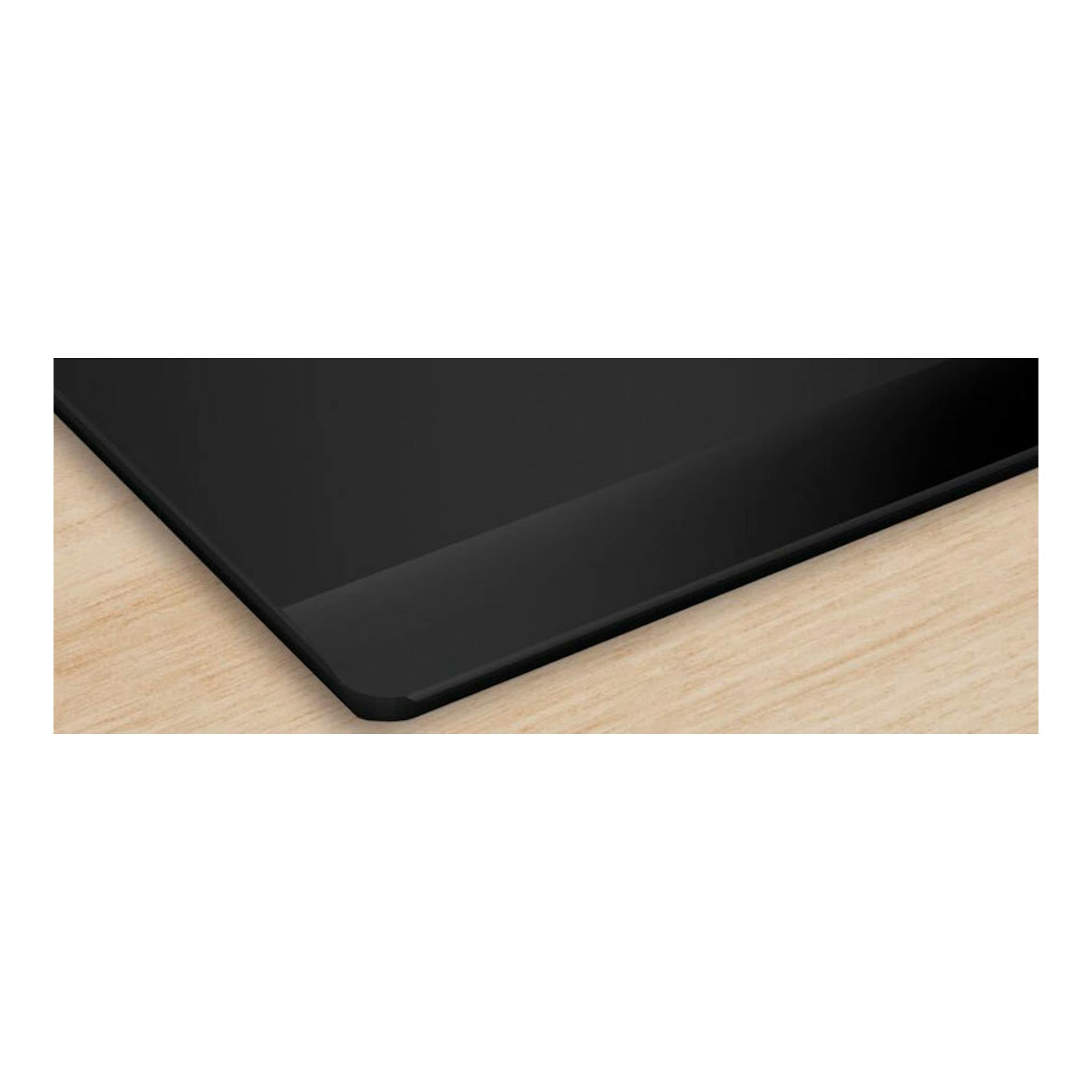 Placa de inducción Bosch PVS731HC1E negra, vista en ángulo sobre encimera de madera.