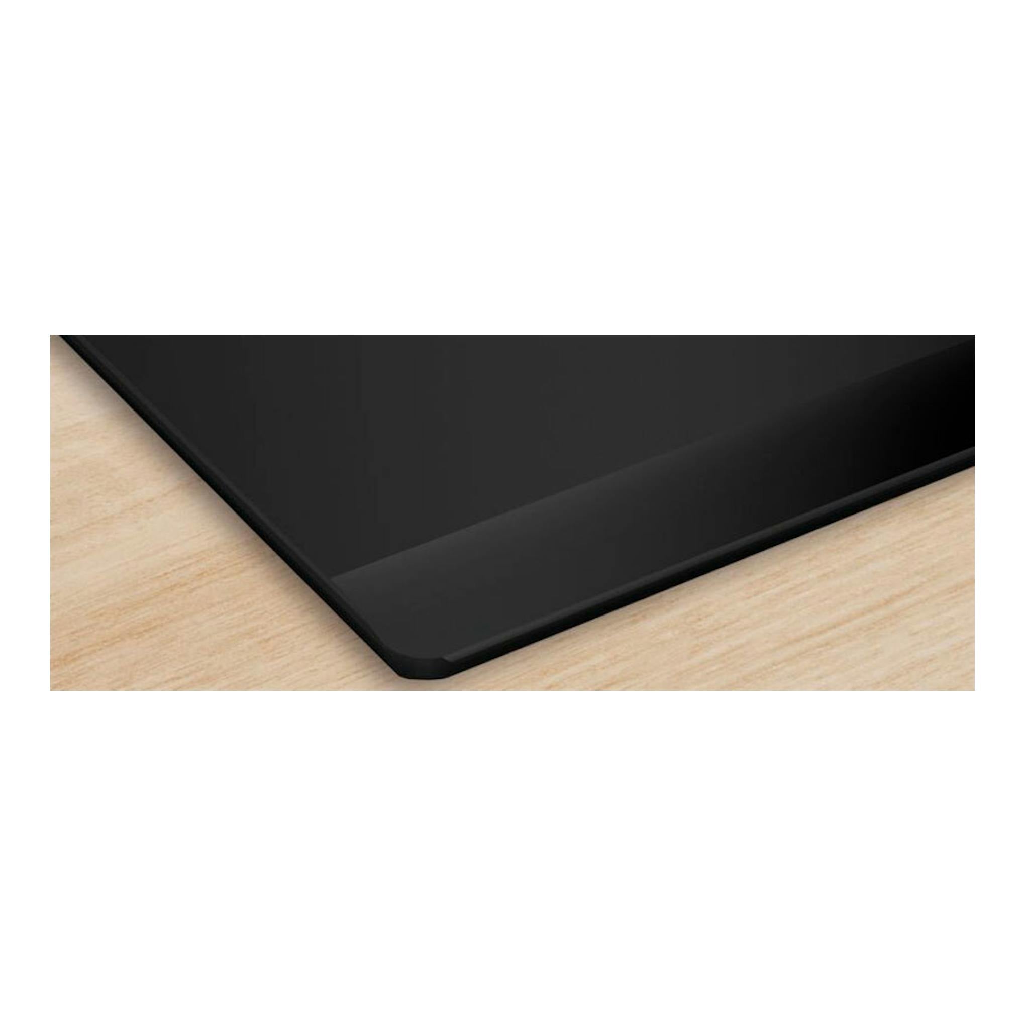 Placa de inducción Bosch PVS831HC1E negra, vista en primer plano de una esquina sobre encimera de madera.