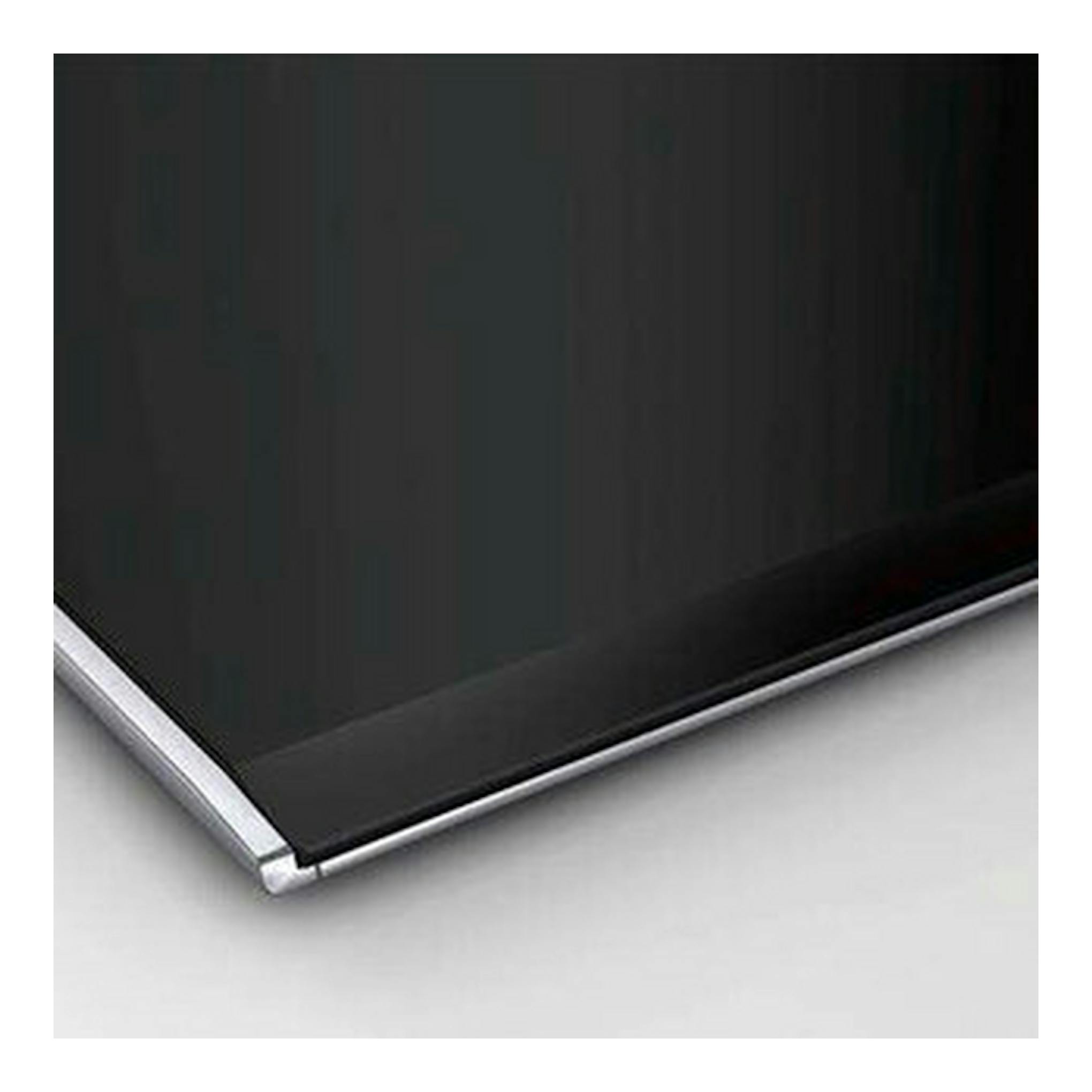 Placa de inducción Bosch PXX375FB1E negra, vista en ángulo con borde metálico plateado.