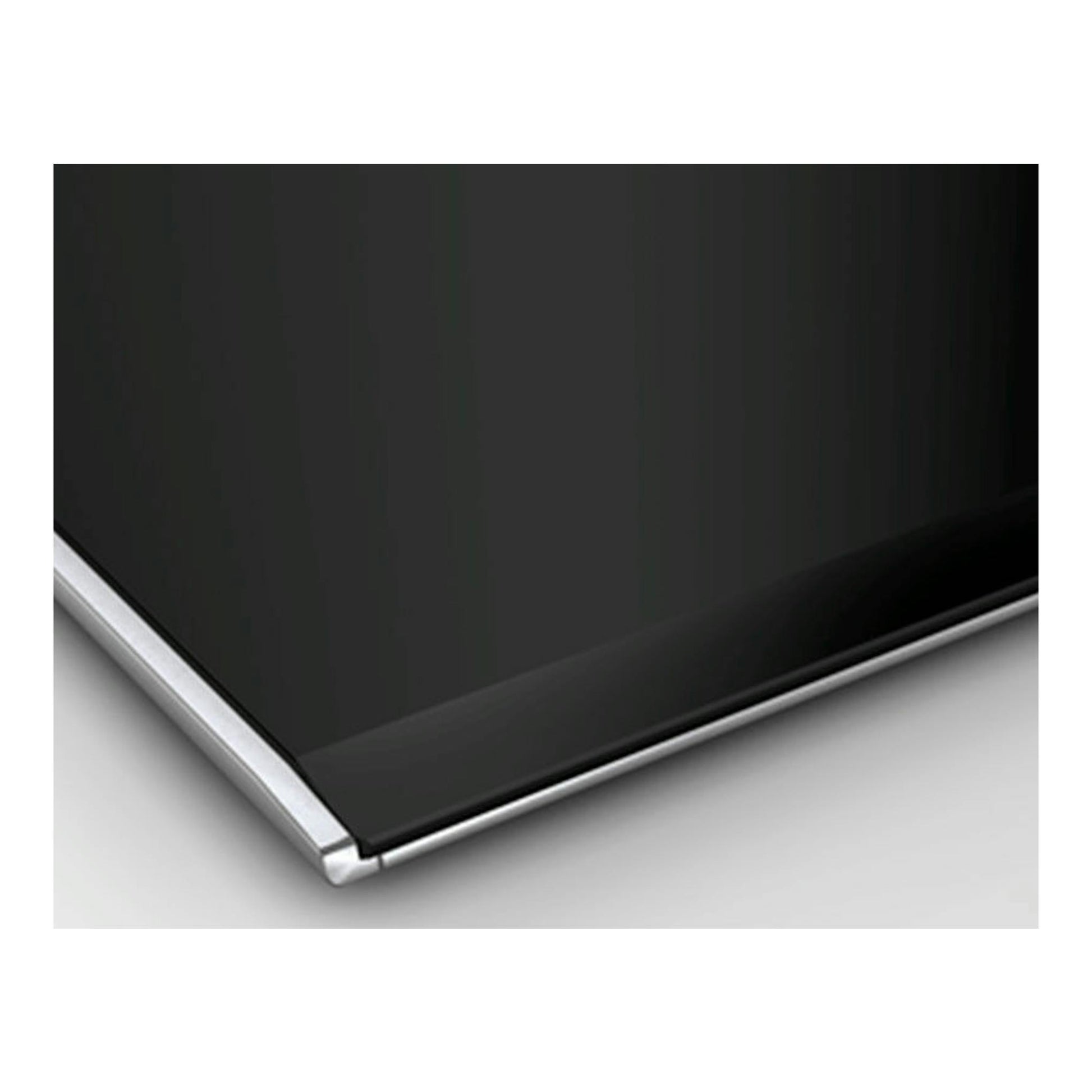 Placa de inducción Bosch PXX875D67E, vista en esquina, superficie negra con marco plateado.
