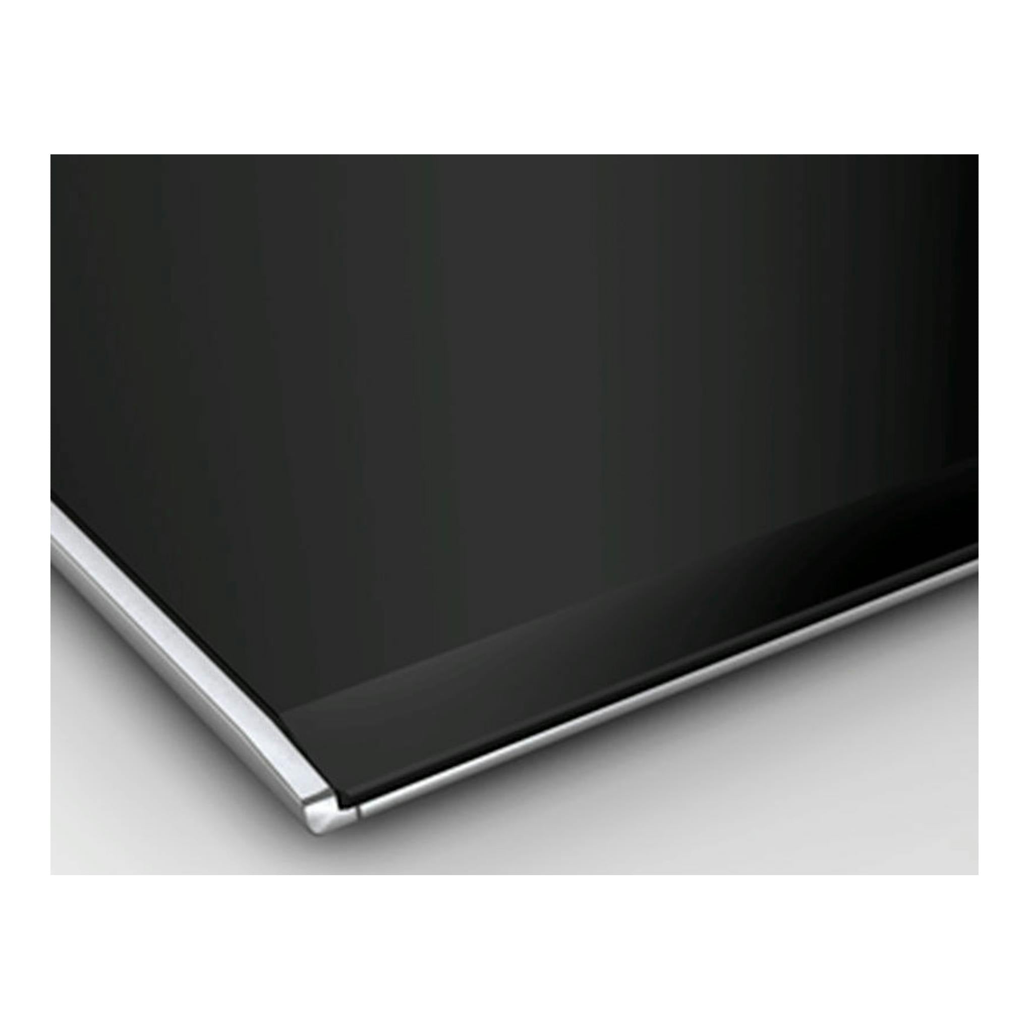Placa de inducción Bosch PXX875D67E, vista en esquina, superficie negra con marco plateado.
