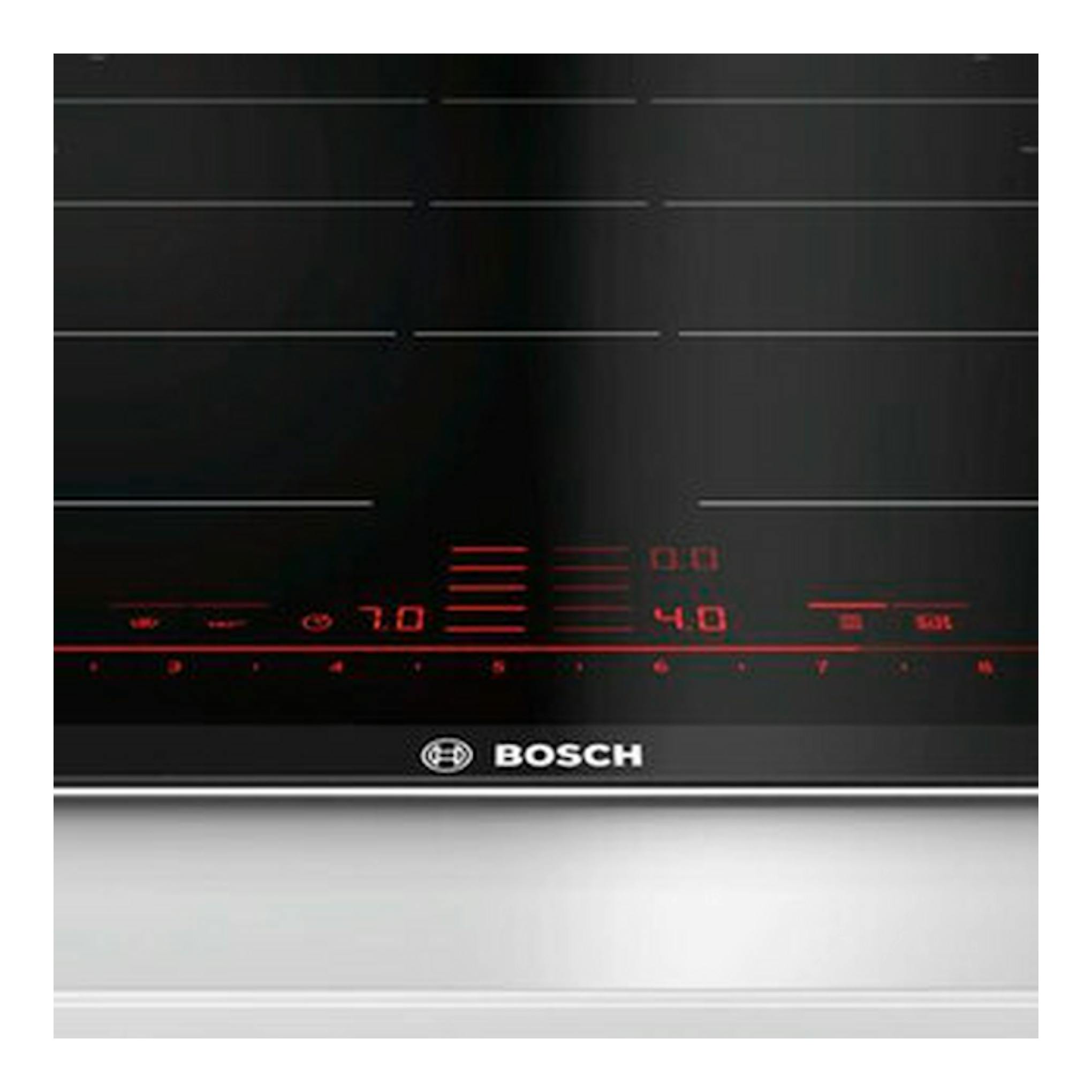 Placa de inducción Bosch PXY675DC1E negra, vista frontal, con controles táctiles rojos.