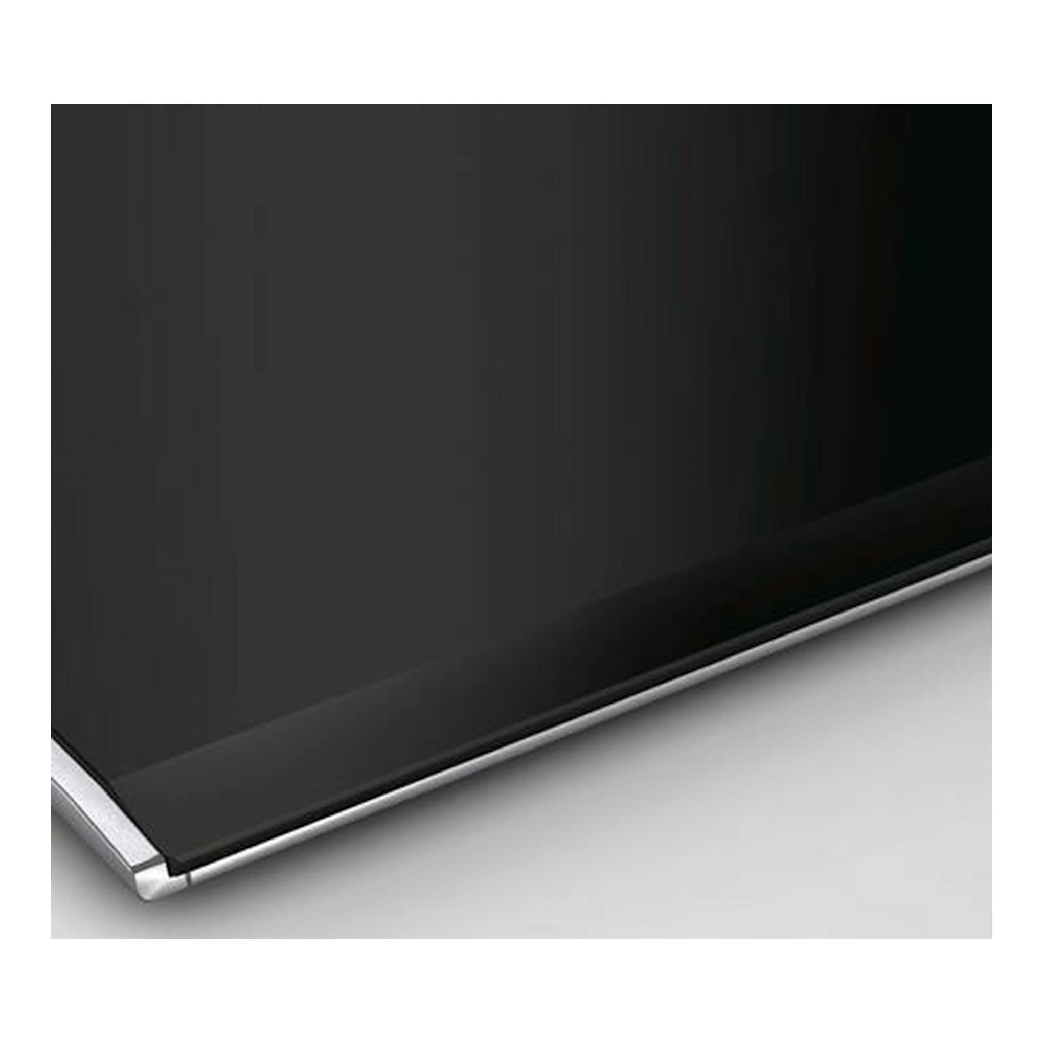 Placa de inducción Bosch PXY875KW1E negra, vista en primer plano de una esquina con borde metálico.