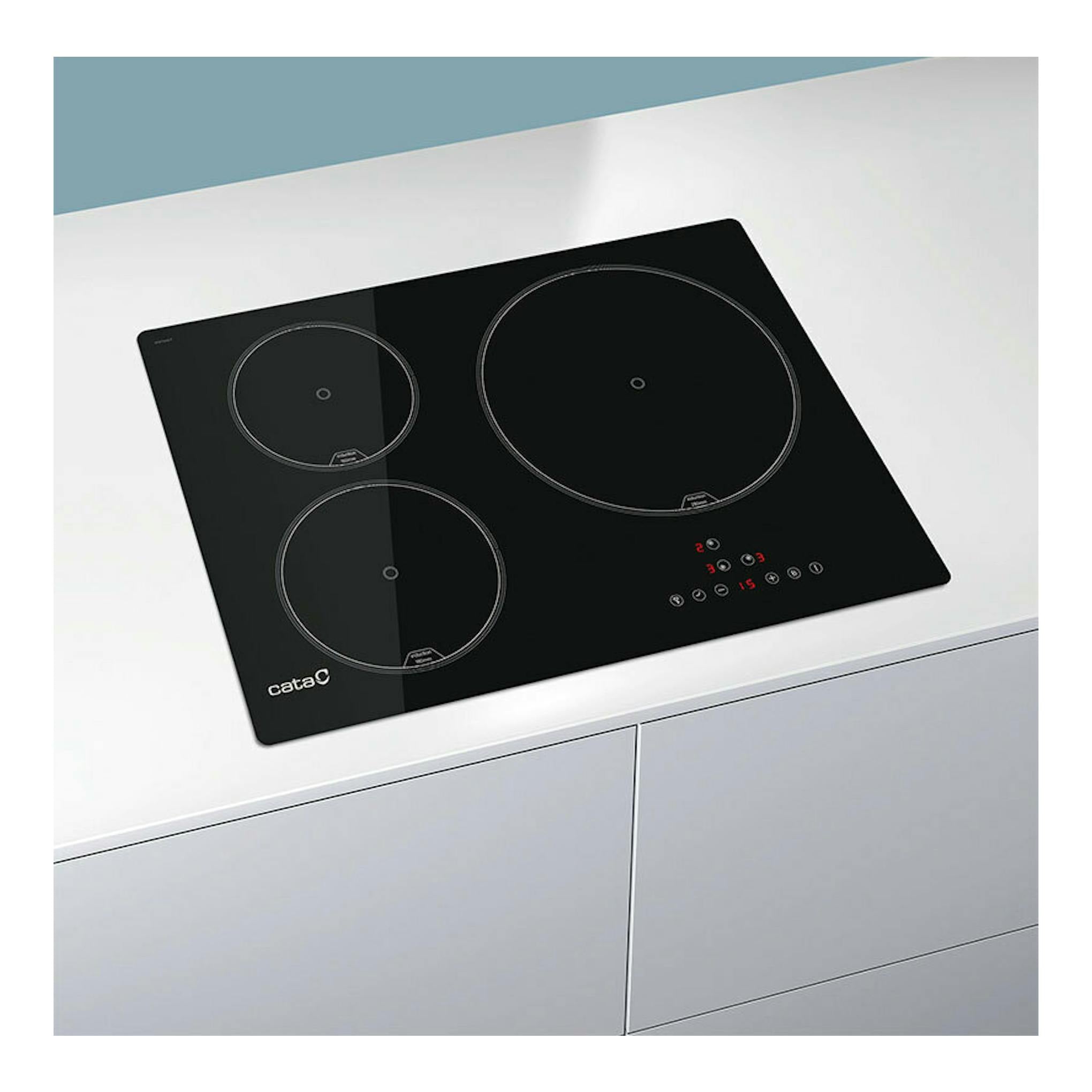 Placa de inducción Cata IB5003BK negra de 59 cm, vista cenital inclinada, con 3 zonas y controles táctiles.