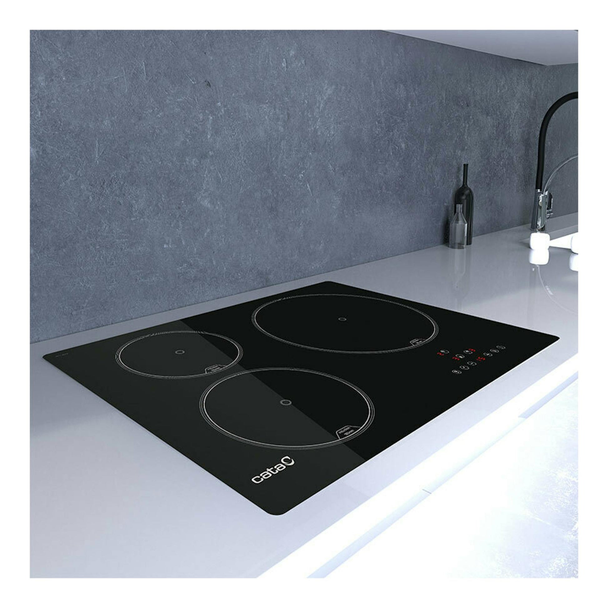 Placa de inducción Cata IB5003BK negra, vista en ángulo sobre encimera, con tres zonas de cocción.